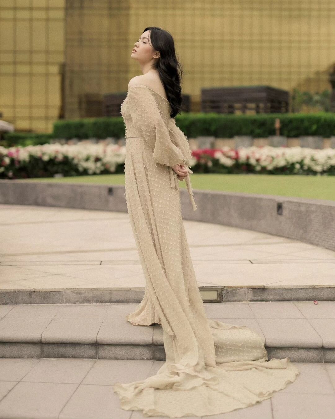 𝐴𝑆𝐼𝐴𝑁𝐴 🌸
.
Photo/Video: @bogsignaciophoto
Venue: @cityofdreamsmanila
Styling: @eventsolutionmalolos 
Coordinator: @jerem_weddings 
Mua: @irenemanigo
Gown: @theadinlara
Band: @versaritmo 
Cake: @truffleparkco
.
www.bogsignacio.com
IG @bogsignac