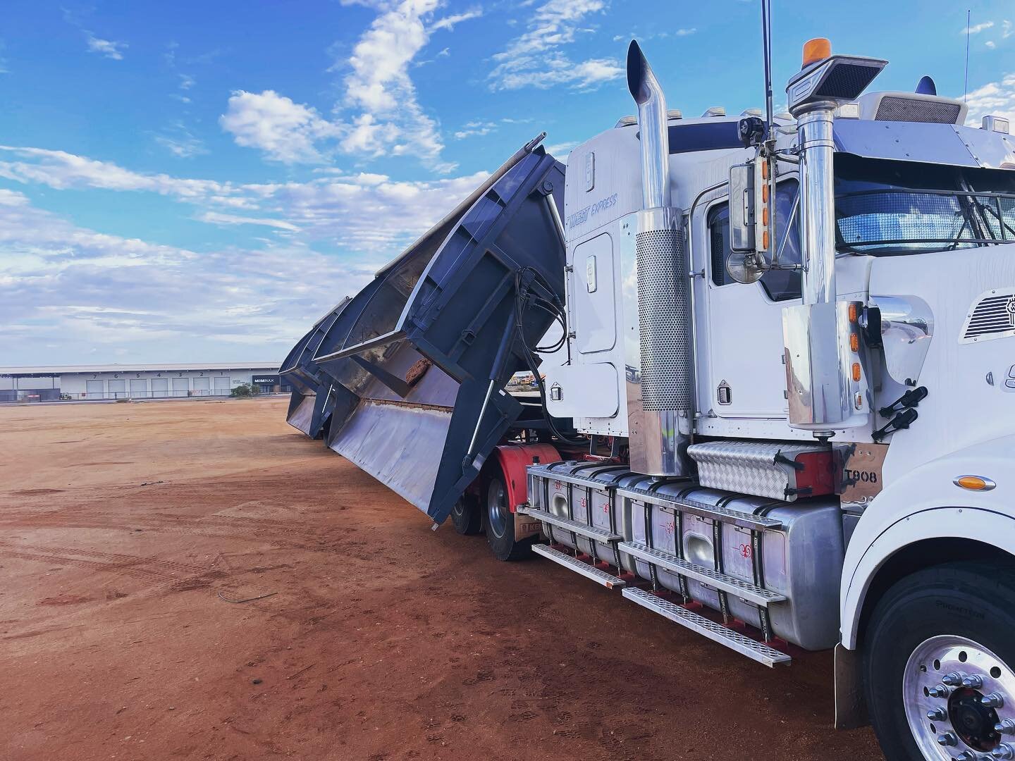 Ready to start hauling 2023 cheers Josh getting the trucks ready #haulage #rockcarter #mudcater #sidetipper #porthedland #civil #marina #kenworth #908 #904 #sherriff #smuggling #caterpillar #c15 #westrac #cjd