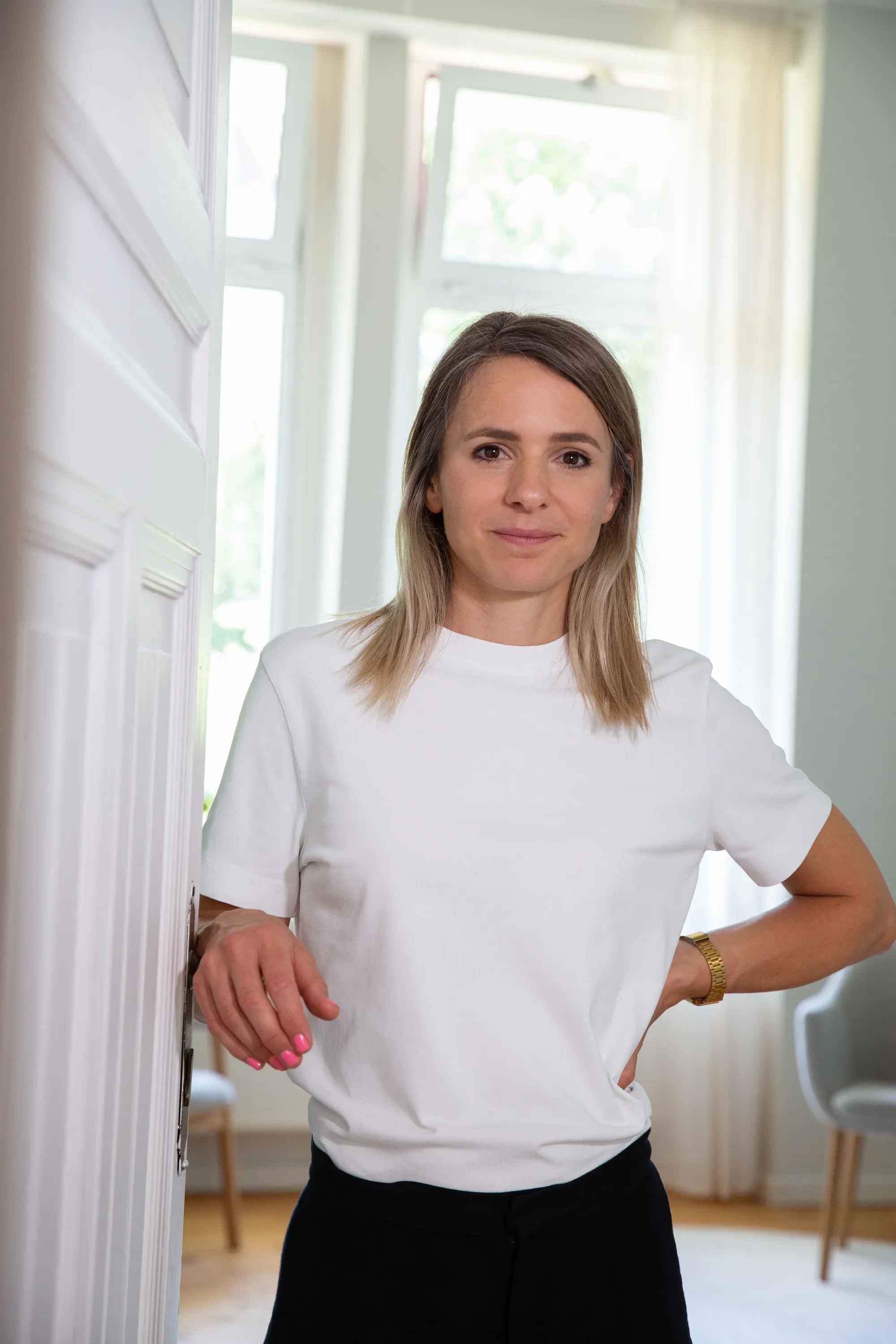 Dr. Julia Rummel, Life Coach Berlin, steht in der Tür ihrer Coaching-Praxis in Berlin Prenzlauer Berg