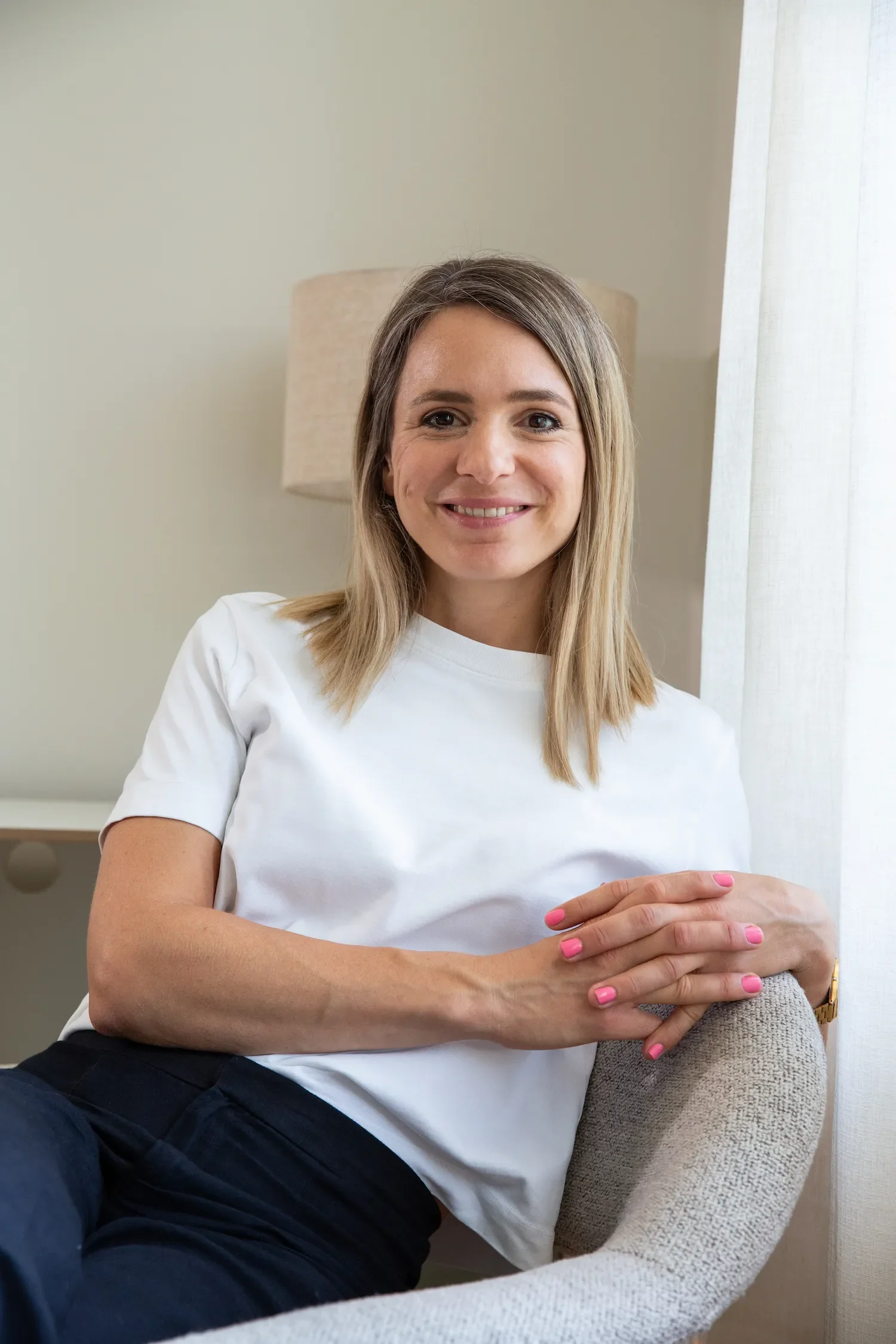 Dr. Julia Rummel lächelnd in ihrem Coachingraum – Life Coach, Paarcoach und wingwave-Coach in Berlin