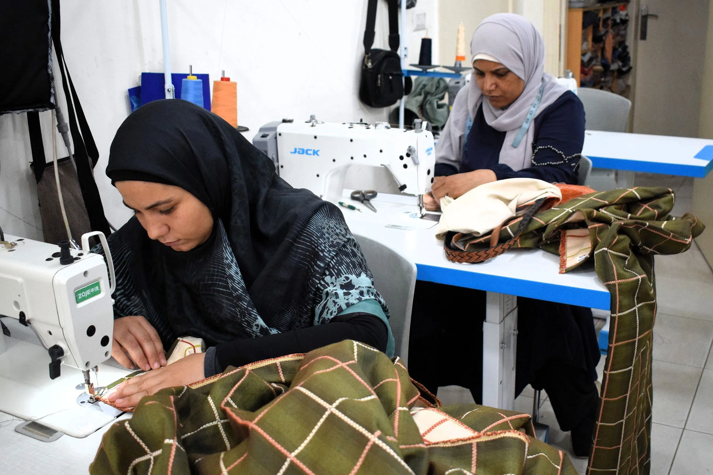 Women at Tahaddi atelier making bankets