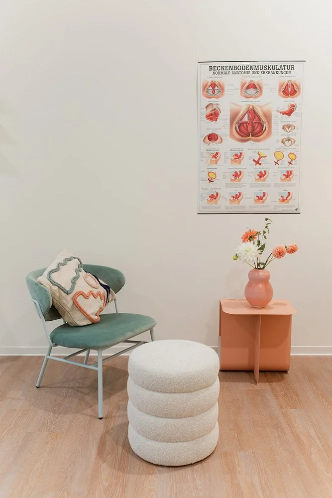 MyVlow-Physiotherapie-Beckenboden-Frankfurt-Sitzecke-im-Behandlungszimmer.jpg