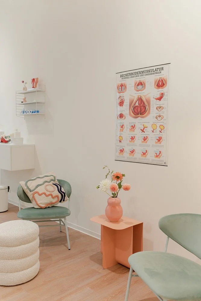 MyVlow-gemuetliche-Sitzecke-im-Behandlungsraum-Physiotherapie-Praxis.jpg
