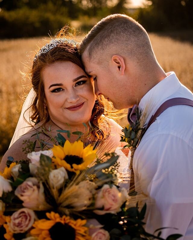 We got to take a freakin' HAYRIDE out to this location after the ceremony and it was the best thing ever. I was a little worried about the harsh light, but it ended up being at just the right spot and made for stunning golden light! ❤️
.
Did you stay