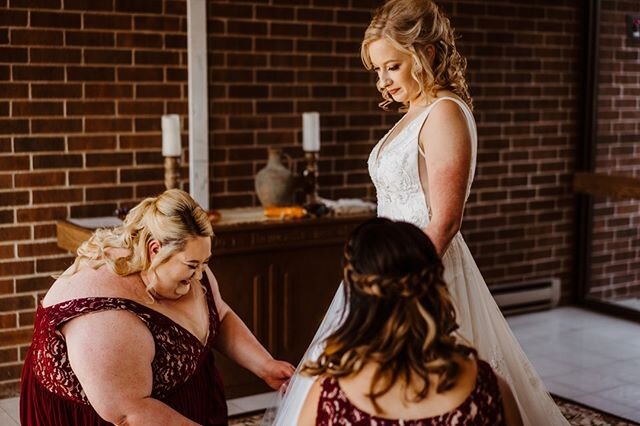 I always love watching bridesmaids getting involved with the bride's final getting ready touches. 😍 There were so many sweet smiles and moments as they saw Torri in her dress almost ready to be a married woman!!! ❤️
.
Now, I will also add that somet