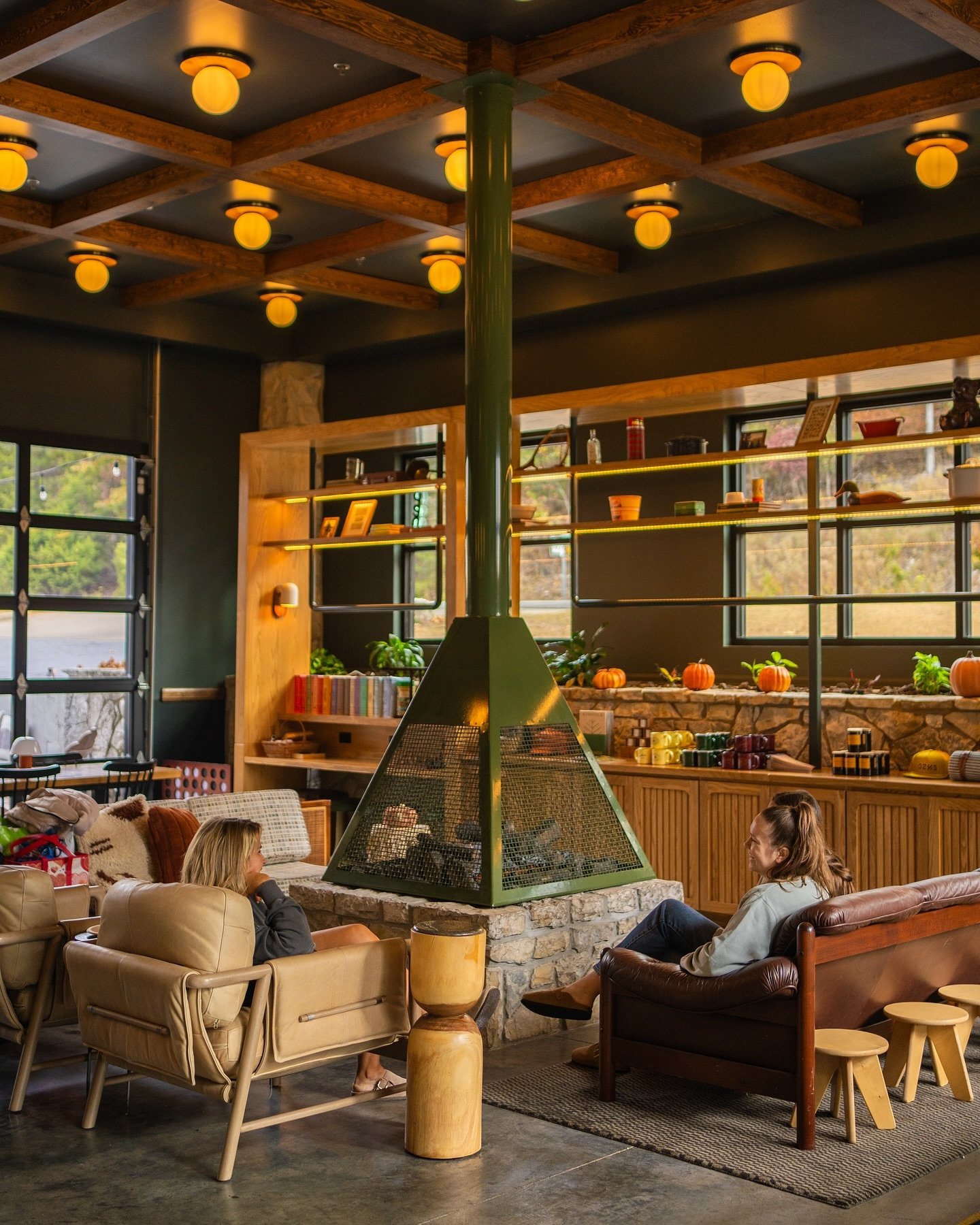 5 reasons why you need to stay at @theozarkerlodge 😍🍁 (don&rsquo;t forget to SAVE and SHARE this post with the person you want to stay here with!) 
🧡 partnered stay 🧡

My mom, sister, nieces, &amp; I had a girls trip in Branson, Missouri at the e