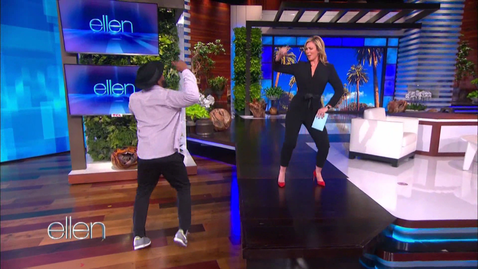 The Ellen DeGeneres Show S18E97 Brooke Baldwin Hilary Duff 2021-03-12-1500 (19).png