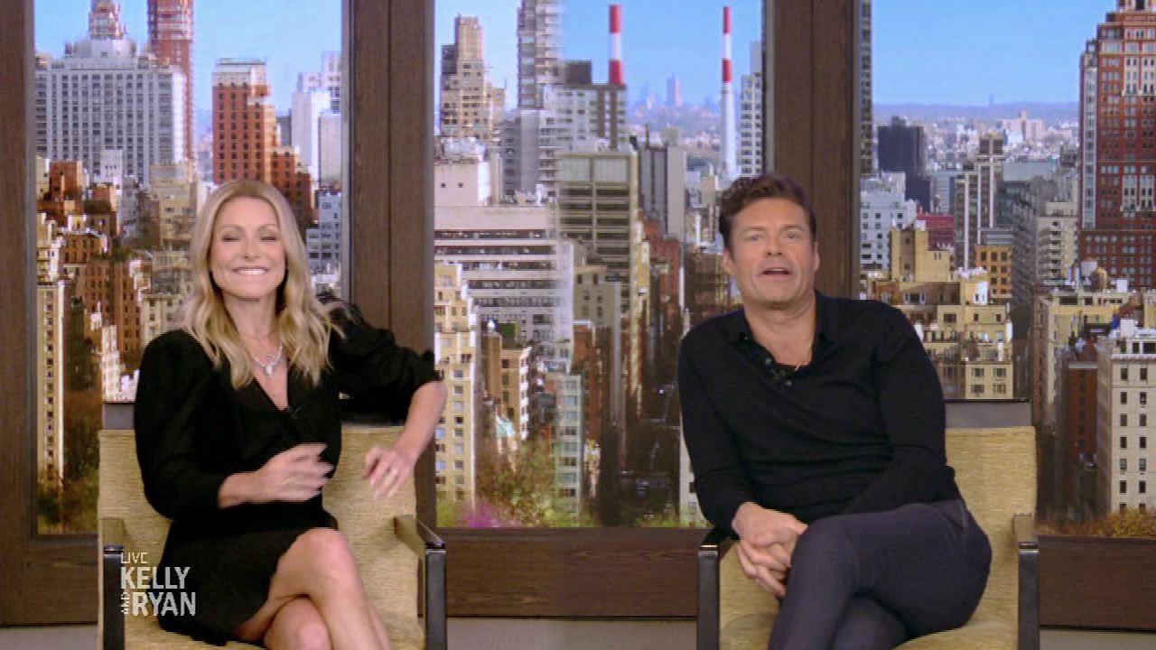 Live with Kelly and Ryan S05E155 Spring Has Sprung Week 2021-04-15-0900 (19).png