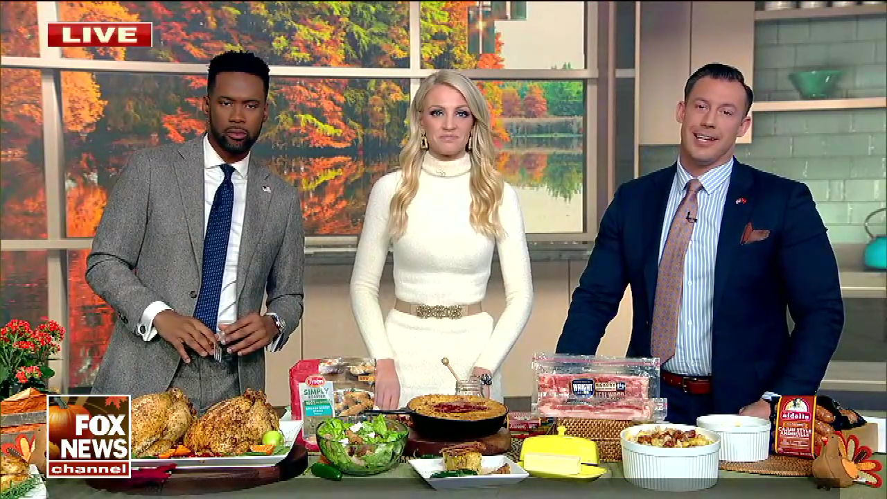 FOX and Friends 2021-11-25-0600 (02).png