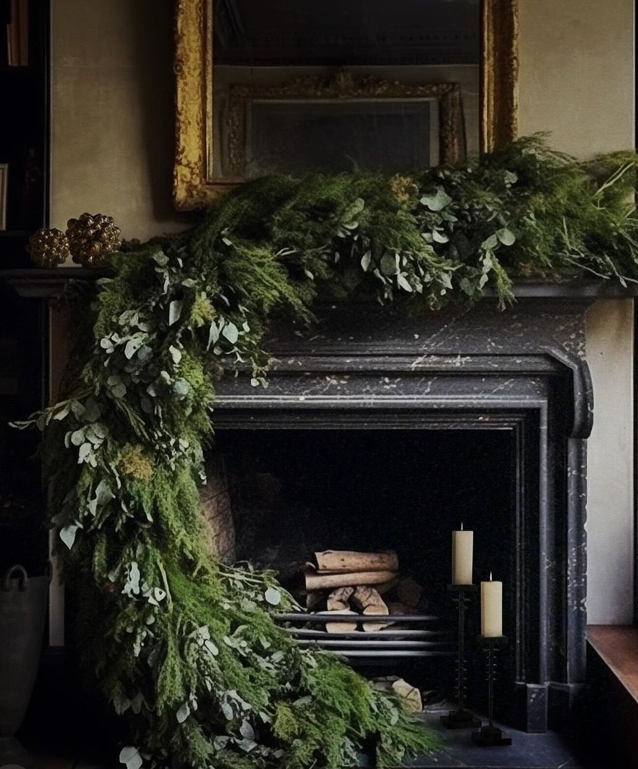 Who is ready for cozy nights by the fire, surrounded by the warmth of the holidays? Via @lemieuxetcie 
⁠
⁠
#holidays #interiordecorating #interiorstyling⁠ #fireplace #hearth #garland #happyholidays⁠ #winter #holiday #architecture #theworldofinteriors