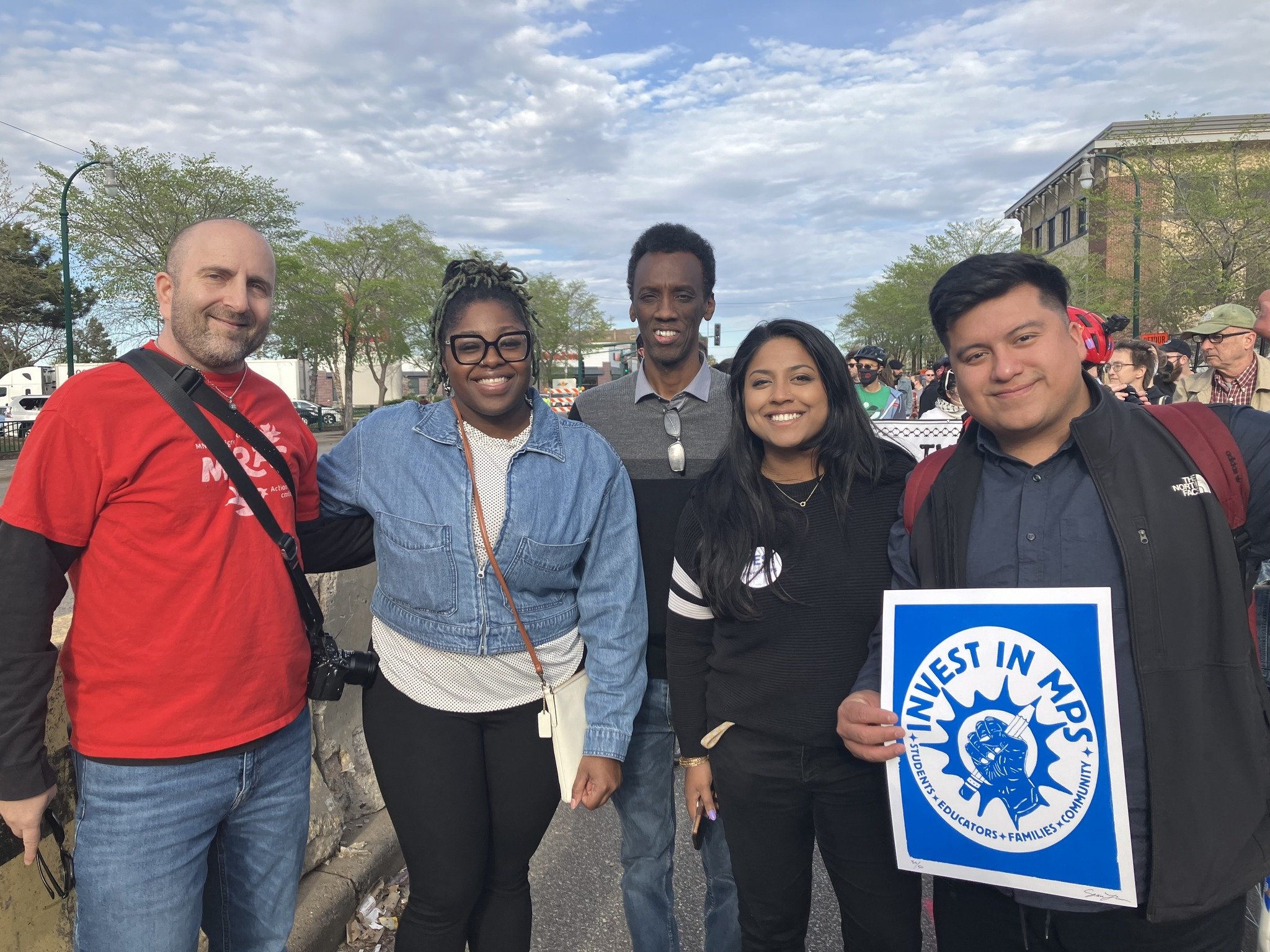 Immigrant rights🤝🏿worker rights

No matter what we do for a living or what language we speak, our Minneapolis communities know we all deserve dignified, affordable housing, public safety that actually keeps all of us safe and a living wage.