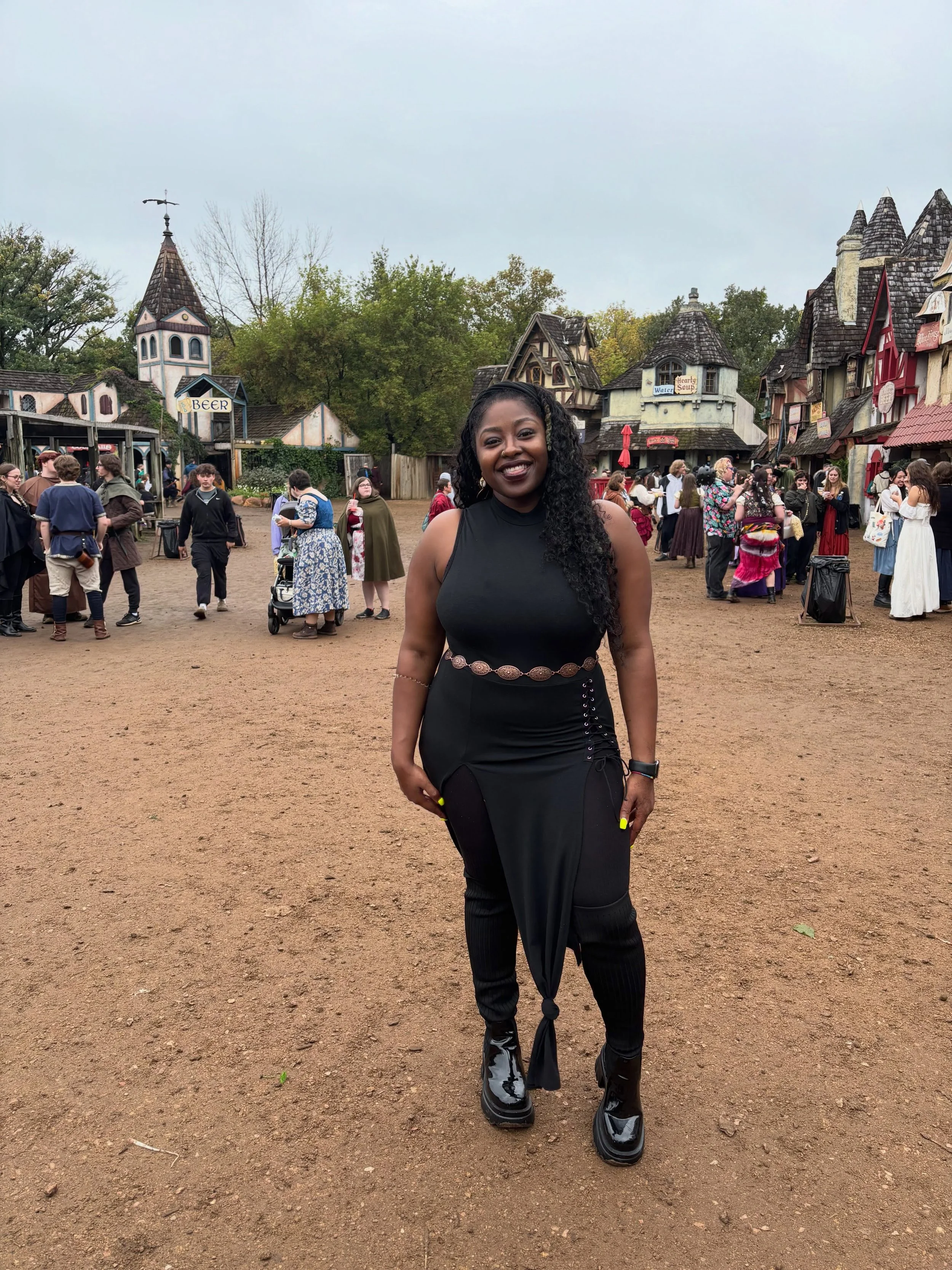 Crisp air + changing leaves + grown adults walking around dressed like it&rsquo;s 1542 or some fantastical version of it =  Minnesota&rsquo;s Renaissance Festival season. 🍂🧙🏾&zwj;♀️🧚🏾🧝🏼&zwj;♂️🙌🏾