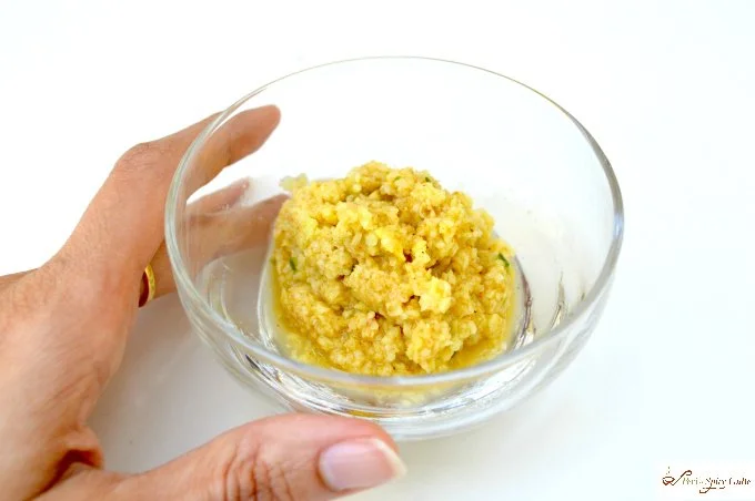 Condiment relish made with crushed mango