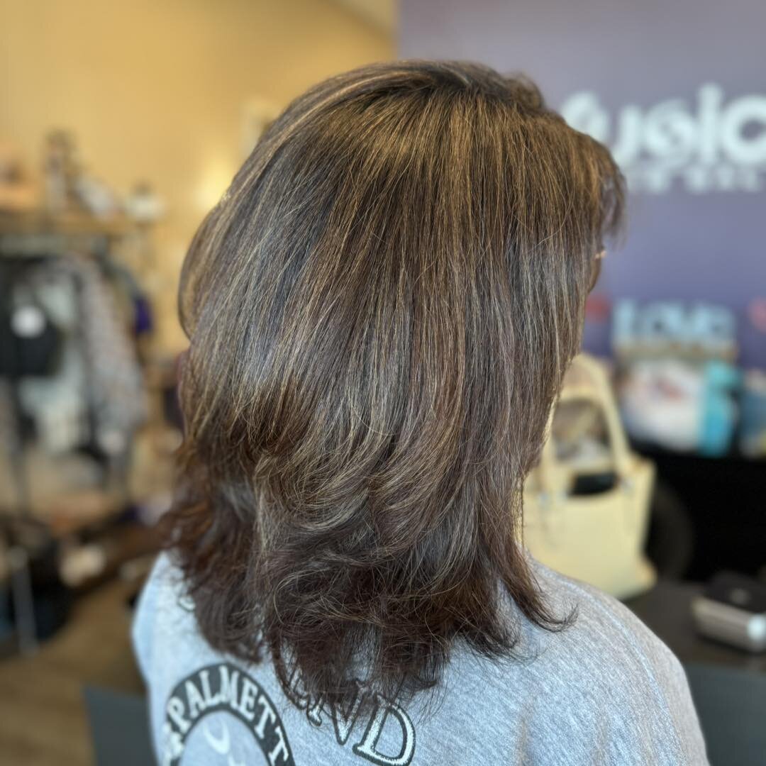 Ready to take some years off? 😉

Dimensional gray coverage by Melissa.

#fusionsalonsc #fusionstylistmel #easleysc #redkencolor #easleyhaircolor #graycoverage #byebyegray #dimensionalcolor