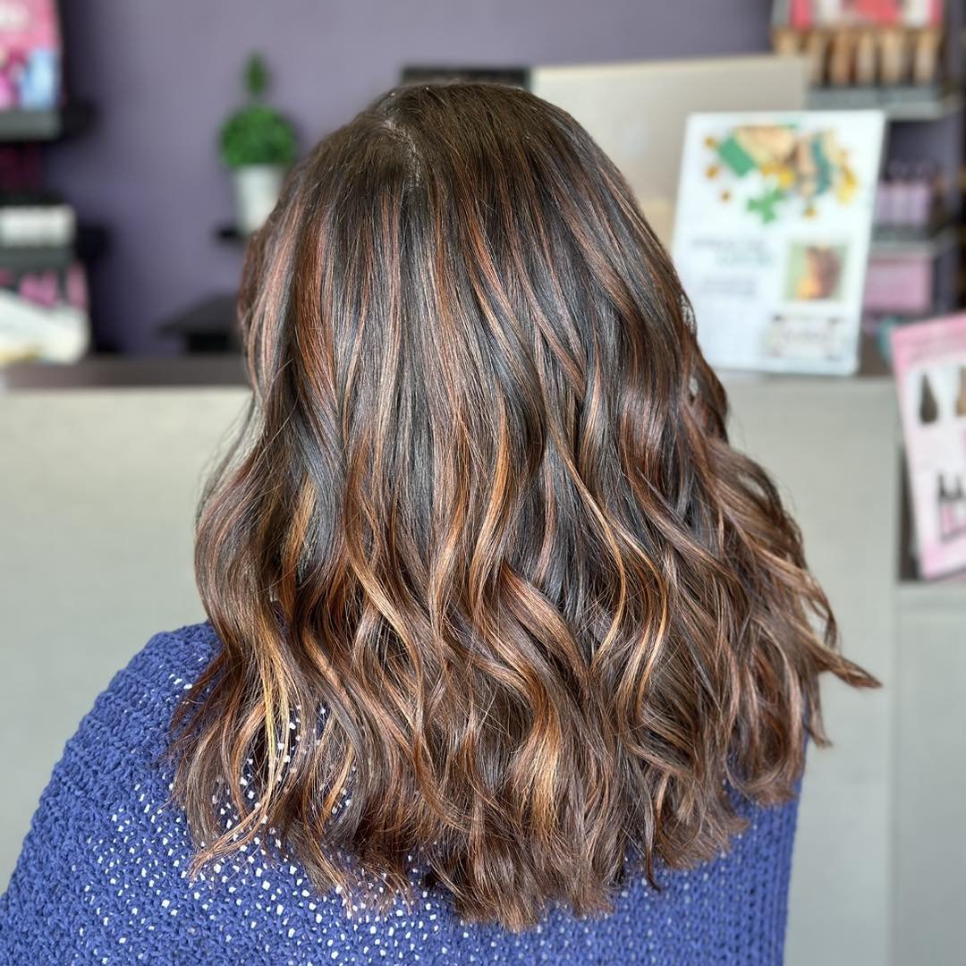 Ignite your look🔥

Drop a ❤️&zwj;🔥in the comments if you are loving the warm glow of this teasylight hair color by Annie. 

#teasyhighlights #easleyhairstylist #easleysc #fusionsalonsc #fusionstylistannie #easleyhaircolor #hairbyanniedear  #SpringC