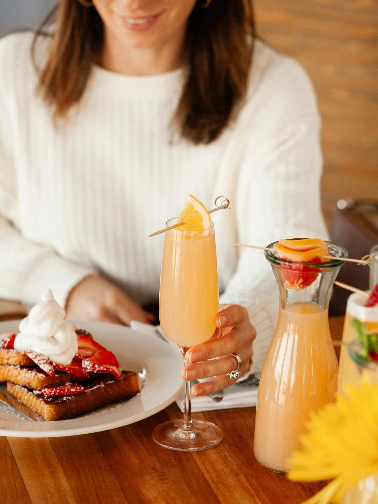 Our bottomless mimosas come with orange, grapefruit or pineapple, so you should probable come in and choose your favorite. Weekend brunch from 11-3! 

📷 @eatmorecakebycandice