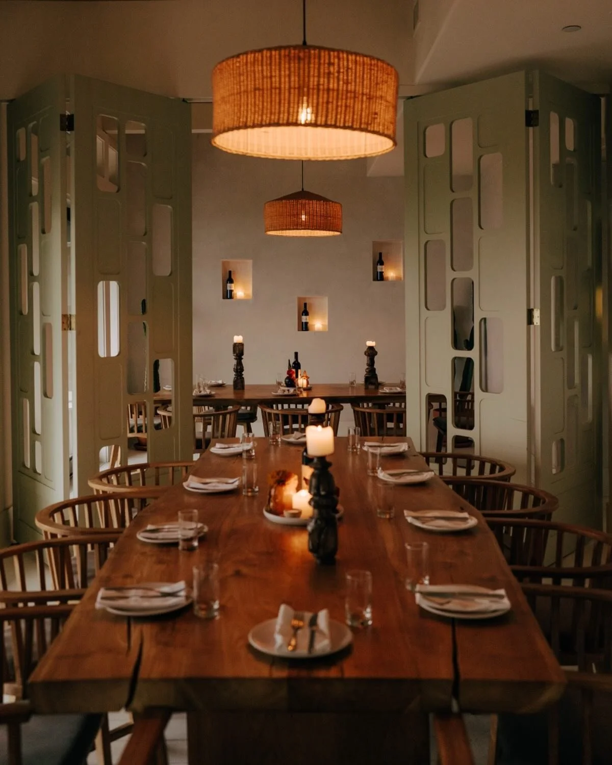 If you haven&rsquo;t celebrated with our dining package yet, let us say, it&rsquo;s great no-pressure way to dine. A pre-set, 3 course family style menu for your party, which comes with both white and red EE x @passingtimewinery vino. Start with apps