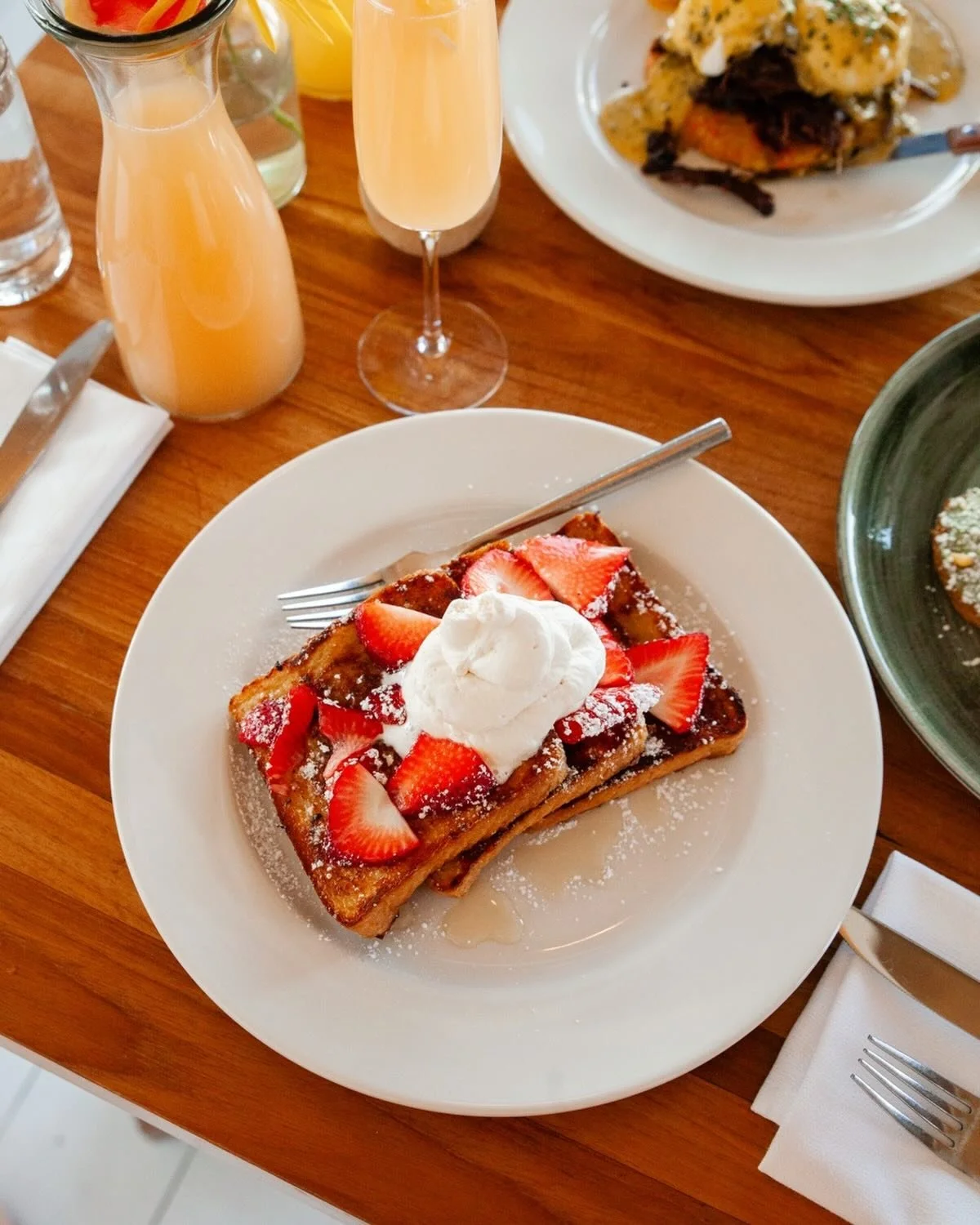 When everyone wants something different for brunch, come on down to the water and we&rsquo;ll take care of you. Staying at @woodmarkhotel? We provide in-room delivery 🥯 

📷 @eatmorecakebycandice