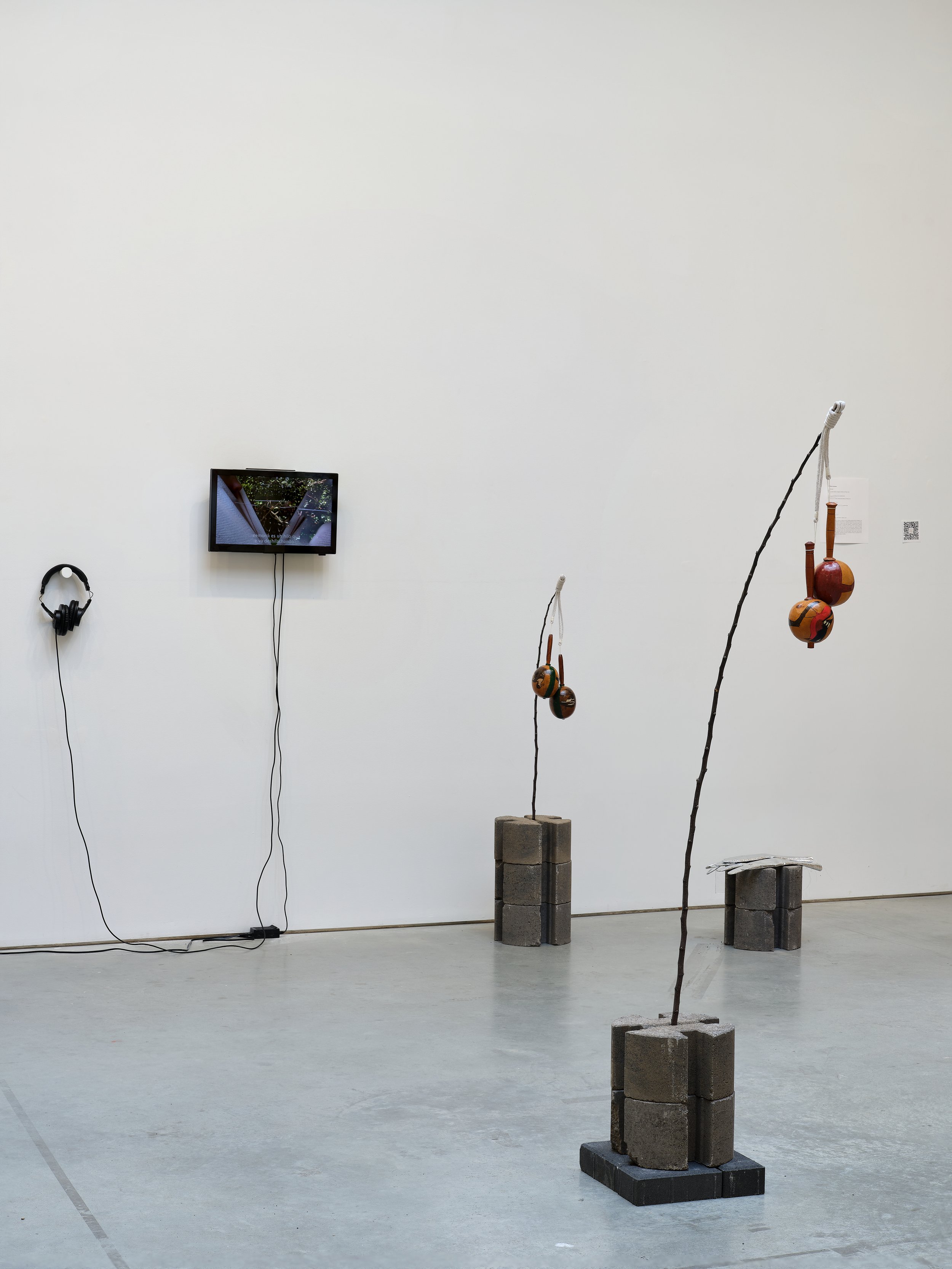 Installation shot, video Manto que llora hilos and Grounding Resonators sculptures
