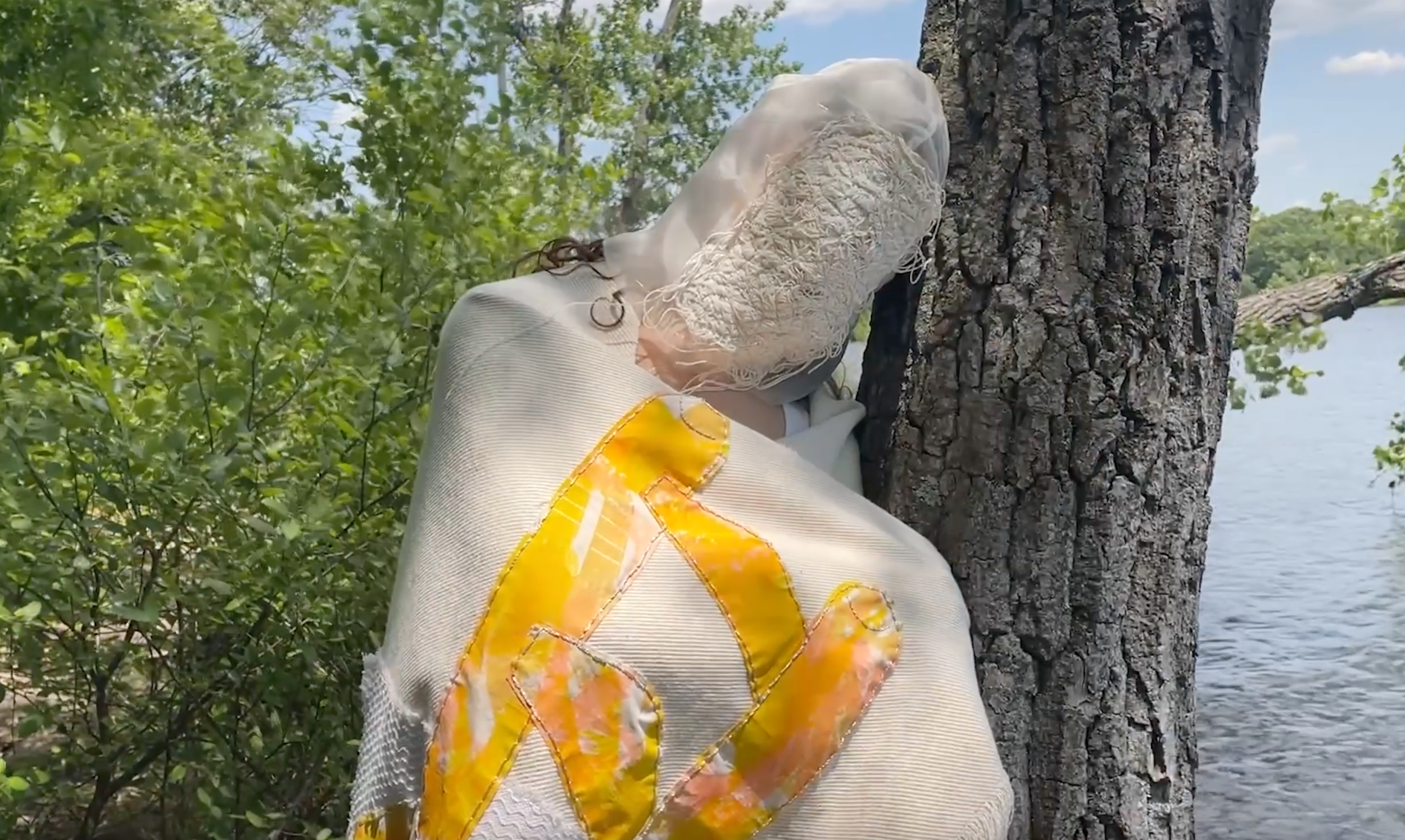Still 1 from Manto que llora hilos 2025 Video