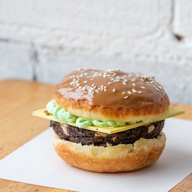 Throwback to this donut impersonating a burger... 🍔

#queenstown #queenstownnz #burgerdonut #ballsandbangles #newzealandeats #treatday #queenstowneats #freakshakes #donuts #foodofinstagram #donutheaven #donutworry #bagelsforbreakfast #bagels #bagels