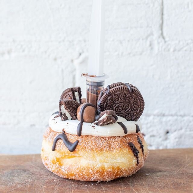 GIVEAWAY TIME! Our donut giveaways are back, and we're kicking off with a crowd favourite 🍫🍪 Head to our Facebook page to be IN TO WIN 4 of these bad boys 🤤❤️ #ballsandbangles #oreodonut #chocolatelovers #donutworry #queenstownnz #newzealandeats #