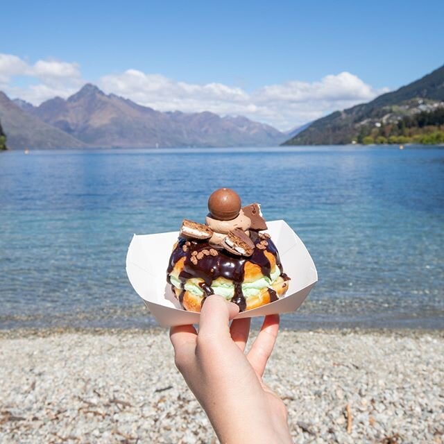 Lake views and fresh donuts 🏔️ It doesn't get much better! Featuring one of our fav creations, our Peppermint Pop donut 💚

#queenstown #queenstownnz #queenstownholidays #ballsandbangles #newzealandeats #treatday #queenstowneats #freakshakes #donuts