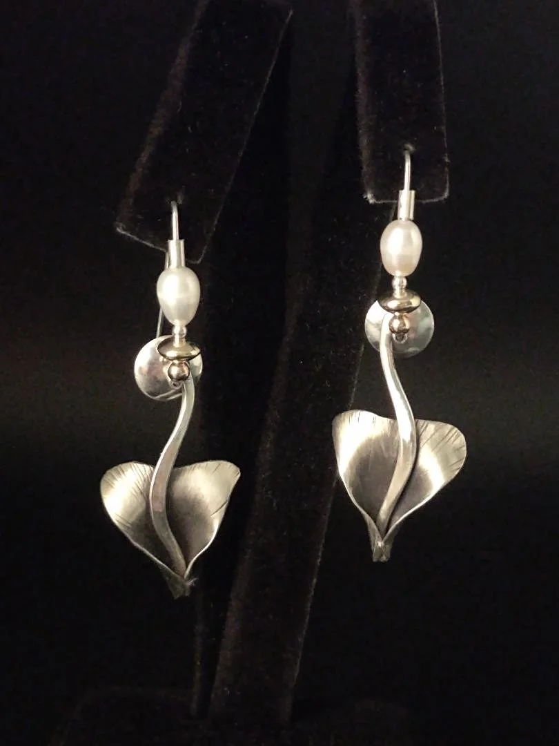 Organic style dangle with a pearl E275