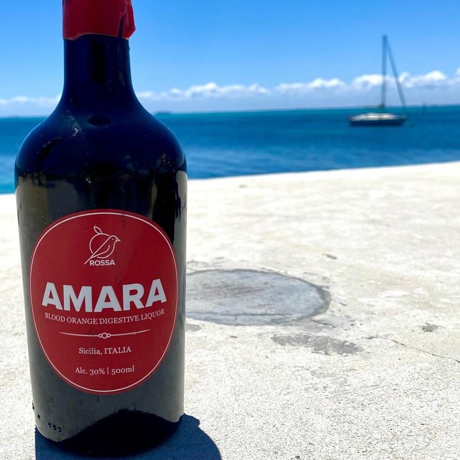 TODAY AT ROTTO @sara_gennaro_ is conducting wine training with staff at @lontararottnest 

Nice 😊 workplace !!! 

Pictured here in the sandy beaches of #rottnest is Amara Rossa from Sicily 🇮🇹

Hand peeled blood oranges grown in the volcanic slopes