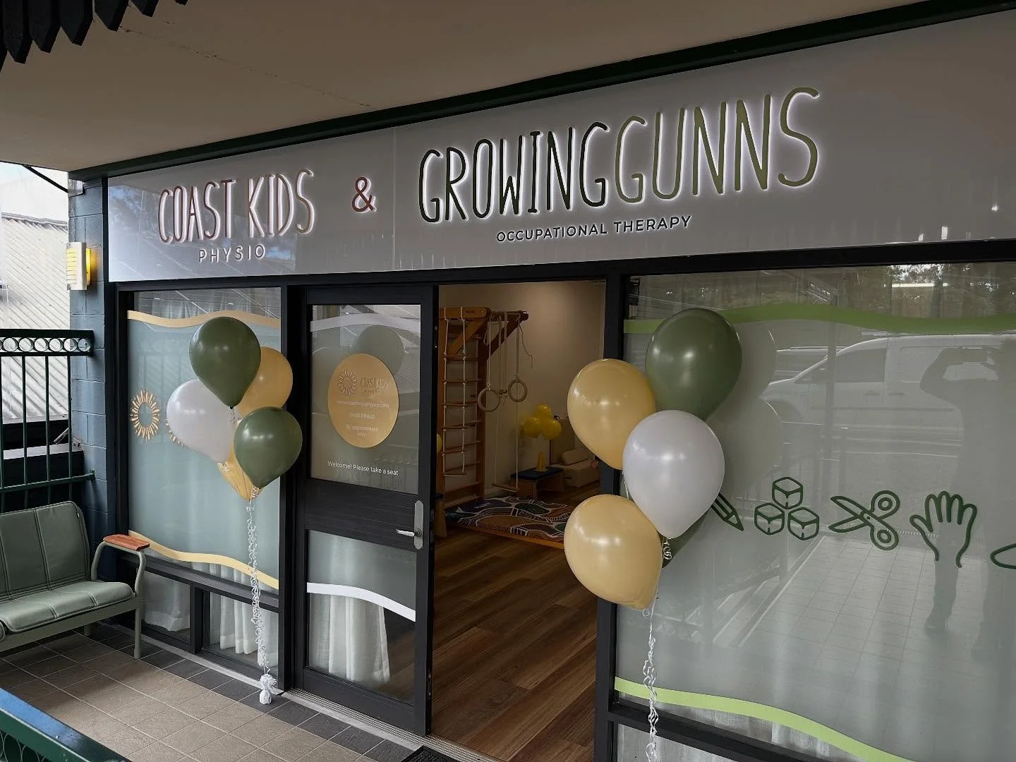Today I dropped in on a cool new business partnership in #Mudgeeraba. 

Leanne from @coastkidsphysio and Georgia from @growinggunns have joined forces in the Mudgeeraba Market Shopping Centre to create a new combined service for little people in our 