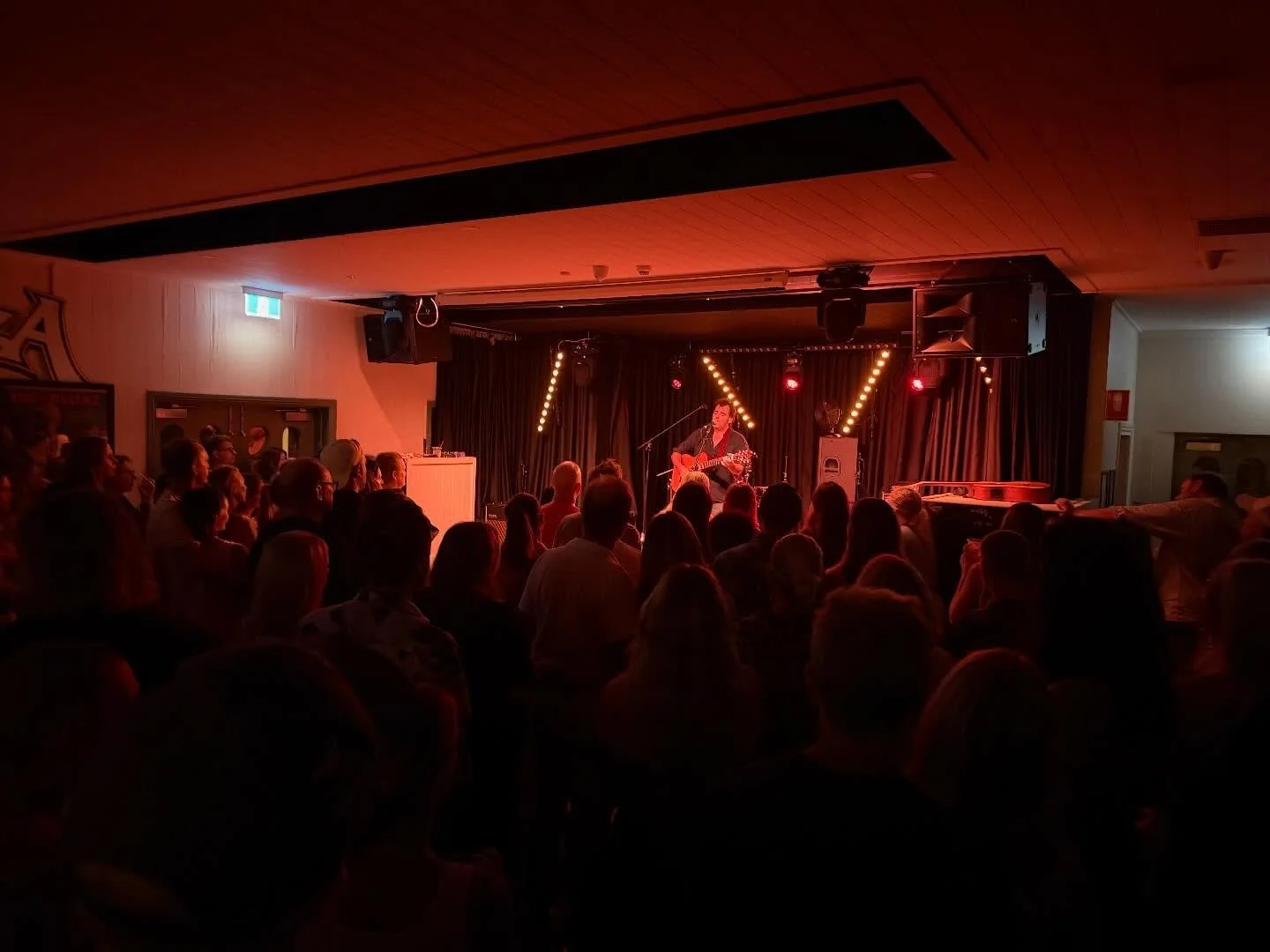 Loved a sneaky @wallabyhotel gig on Friday night, checking out the exceptional @alexlloydofficial with 200 or so of our closest neighbours. Lloyd was impressive; his voice perfect and his banter clever and charming. A top gig.