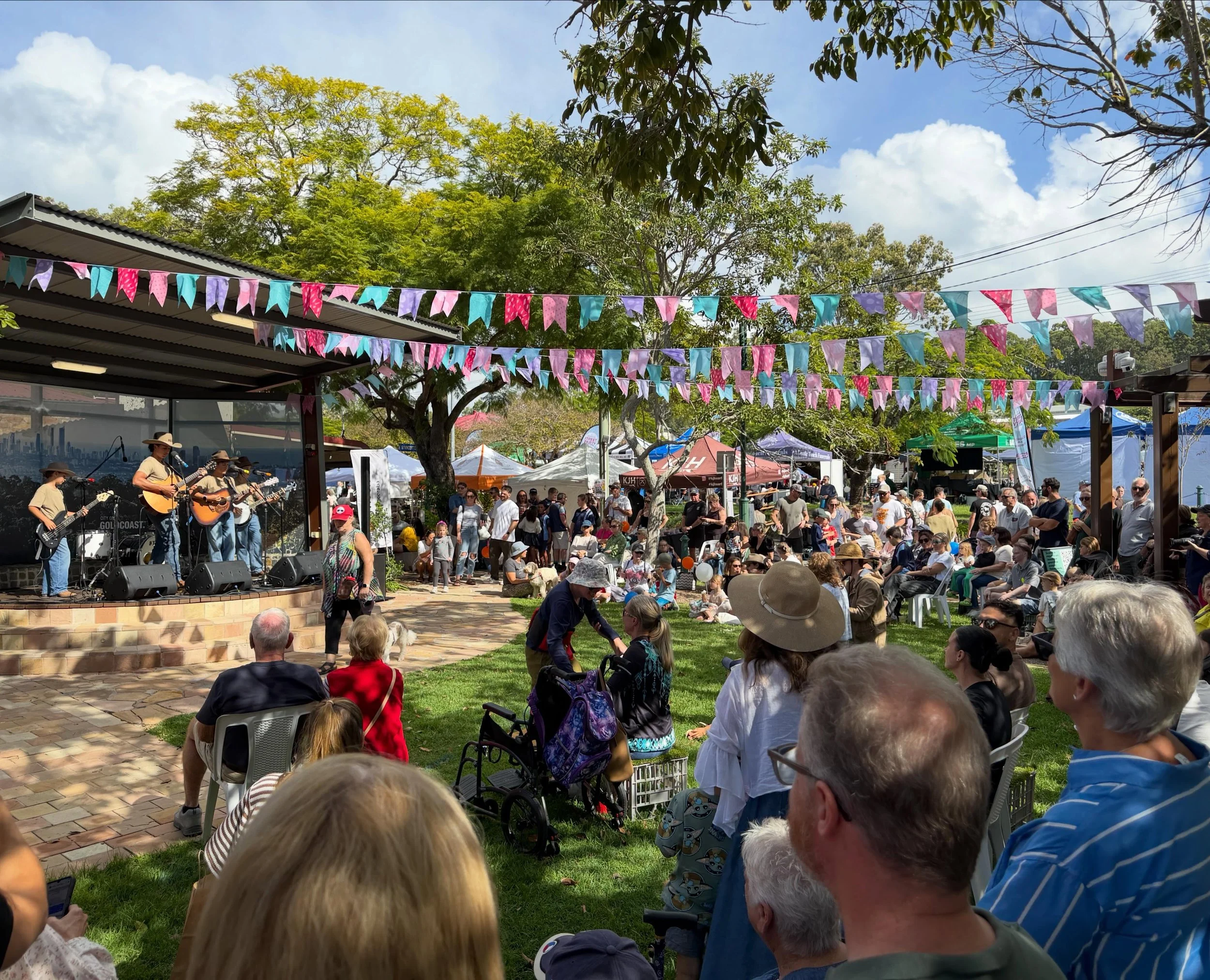 The young hinterland lads from @rbbrothersmusic drew a solid crowd on Sunday at @mudgeerabastreetparty. Great work gents! Hope to see you at a local event or maybe even @groundwatercmf very soon. #gcmusic #countrymusic