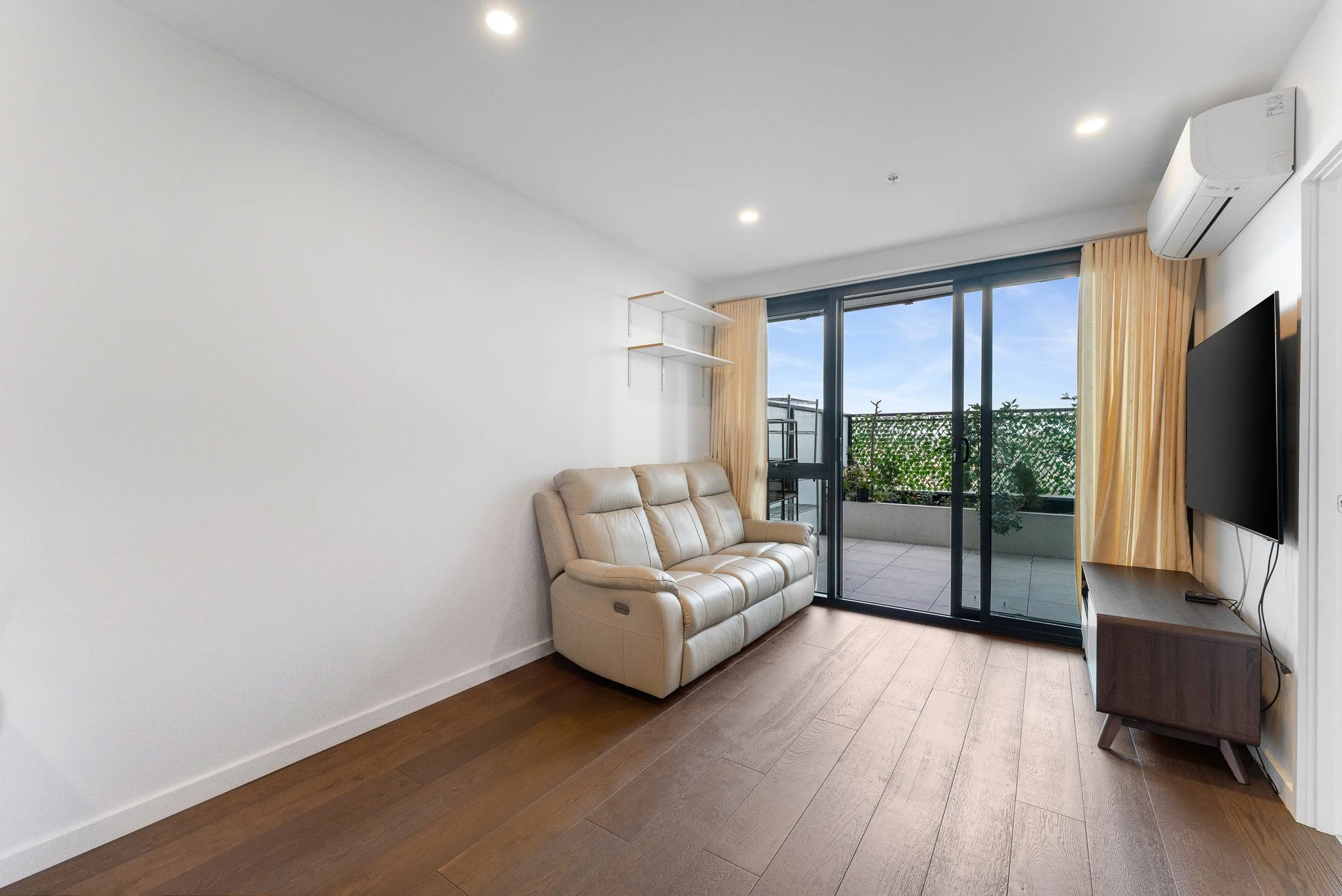 Shelly - 609-828 whitehorse rd9.jpg