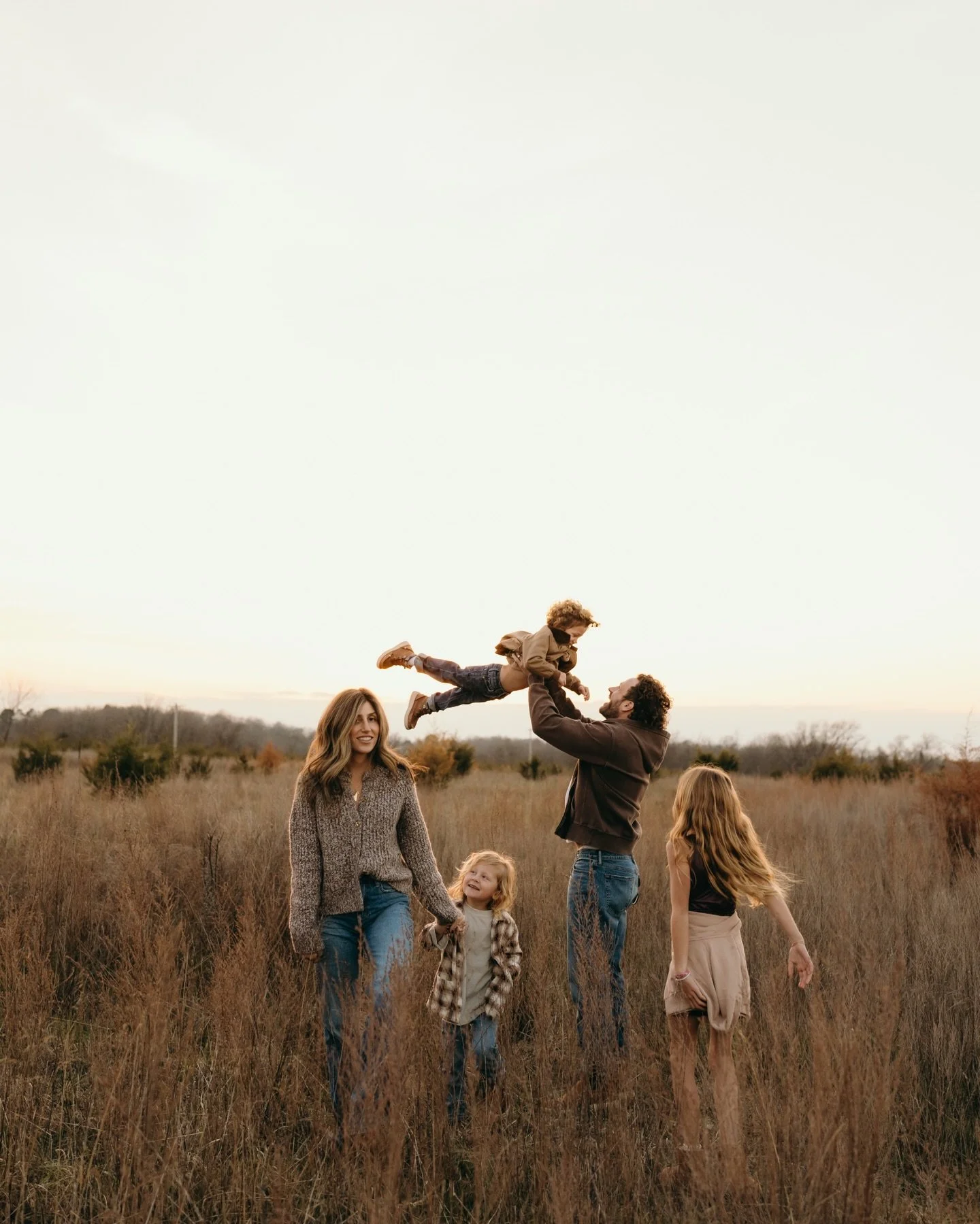 Remember that session i did and we found bones 👀🤣 this was the one! This sweet family comes to me ever winter and i just love ending my year with them on my calendar!
