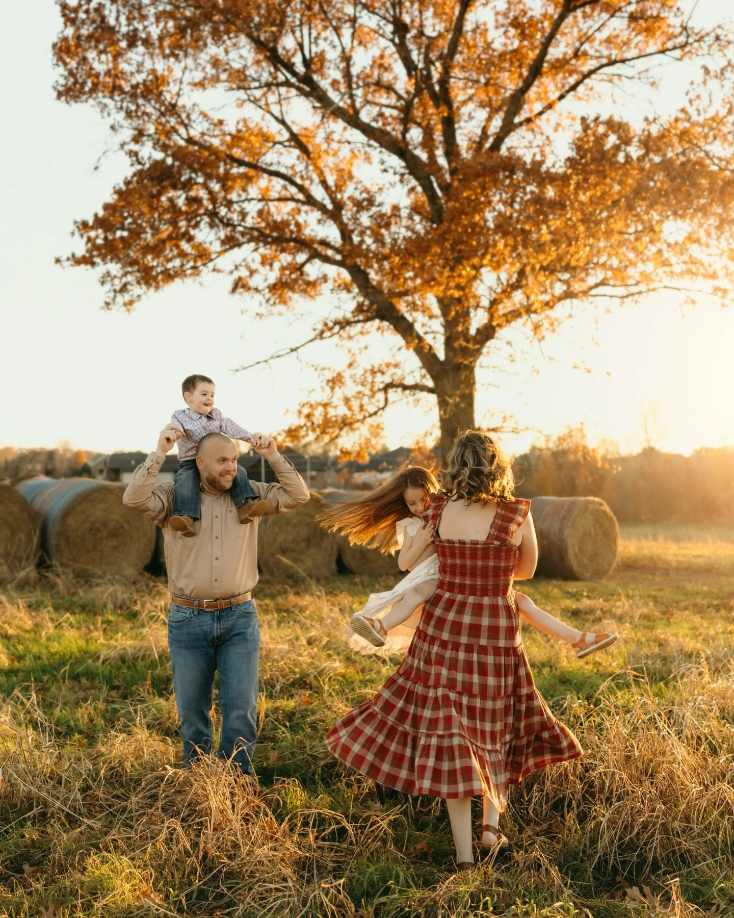 If you are looking at these photos it&rsquo;s time to book your family session. 🤗👀