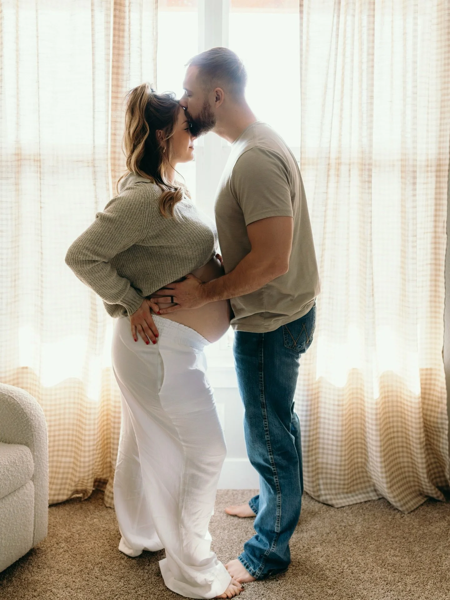 My goodness what a sweeeeeeeeeet session 🥹😭 i&rsquo;m so very lucky to meet such amazing people and they invite me in their home to capture just a glimpse of their whole world. @jaciturner22 thank you so much for choosing me!