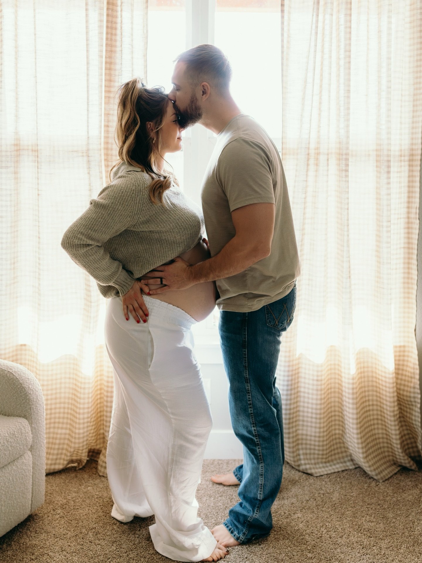 My goodness what a sweeeeeeeeeet session 🥹😭 i&rsquo;m so very lucky to meet such amazing people and they invite me in their home to capture just a glimpse of their whole world. @jaciturner22 thank you so much for choosing me!