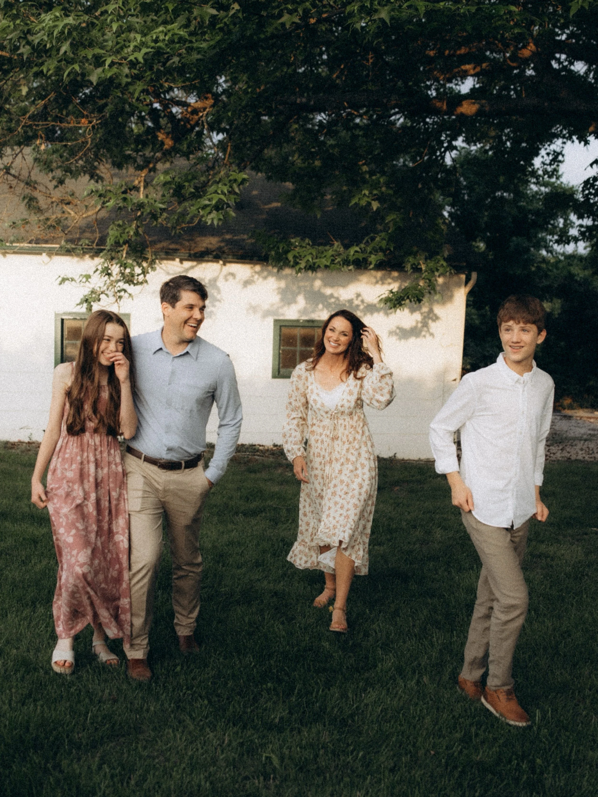Some sessions just feel like summer in Missouri 

Warm evenings, kids growing too fast, parents holding hands without thinking about it, and golden light pouring through the trees at just the right time.

I loved spending my evening at @finleyfarmsmo