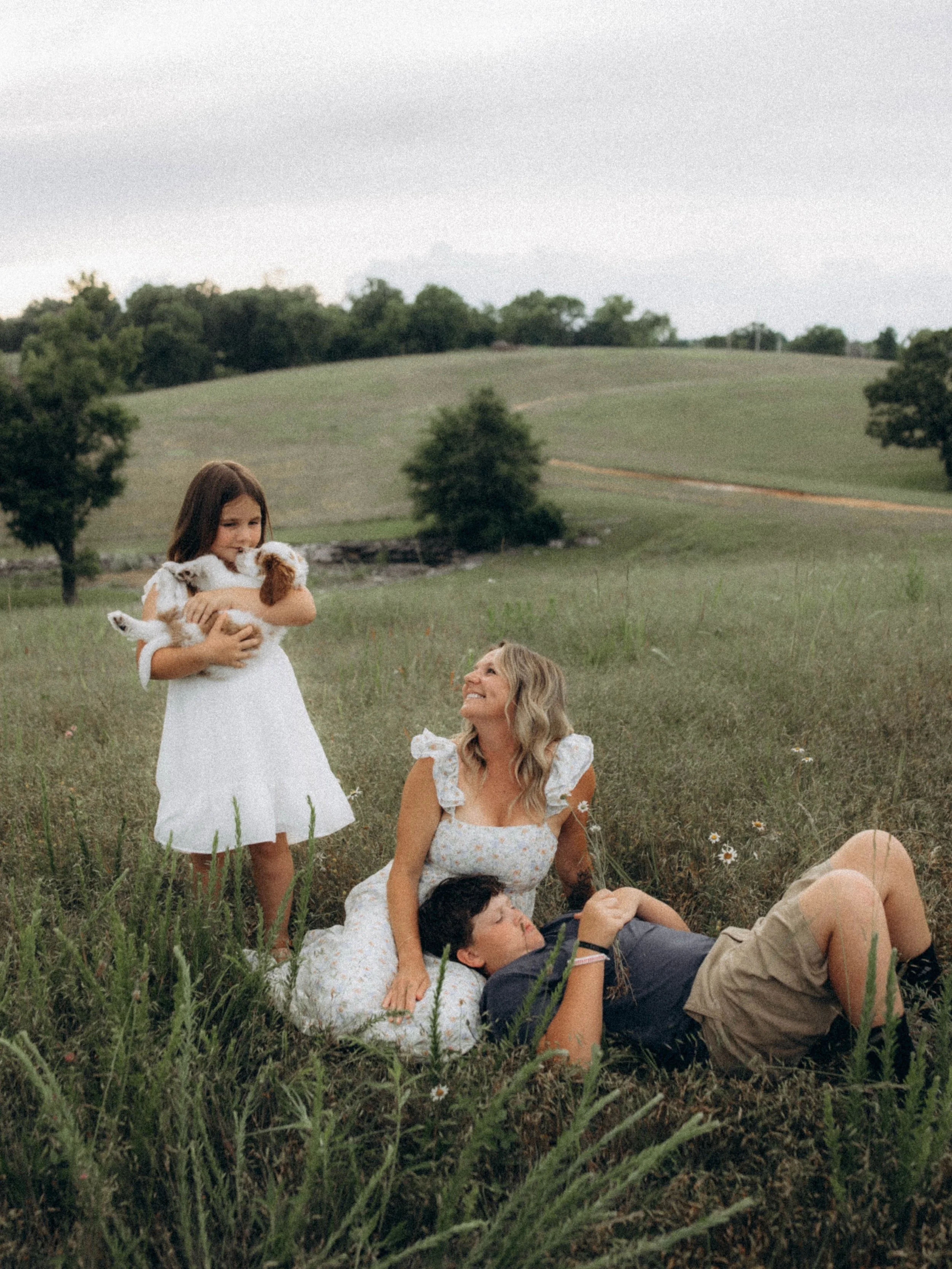 I think the best family photos happen when nobody is trying too hard 

When the puppy steals the attention.

When kids find flowers instead of looking at the camera.

When the evening unfolds exactly the way it wants to.

That&rsquo;s what I loved ab