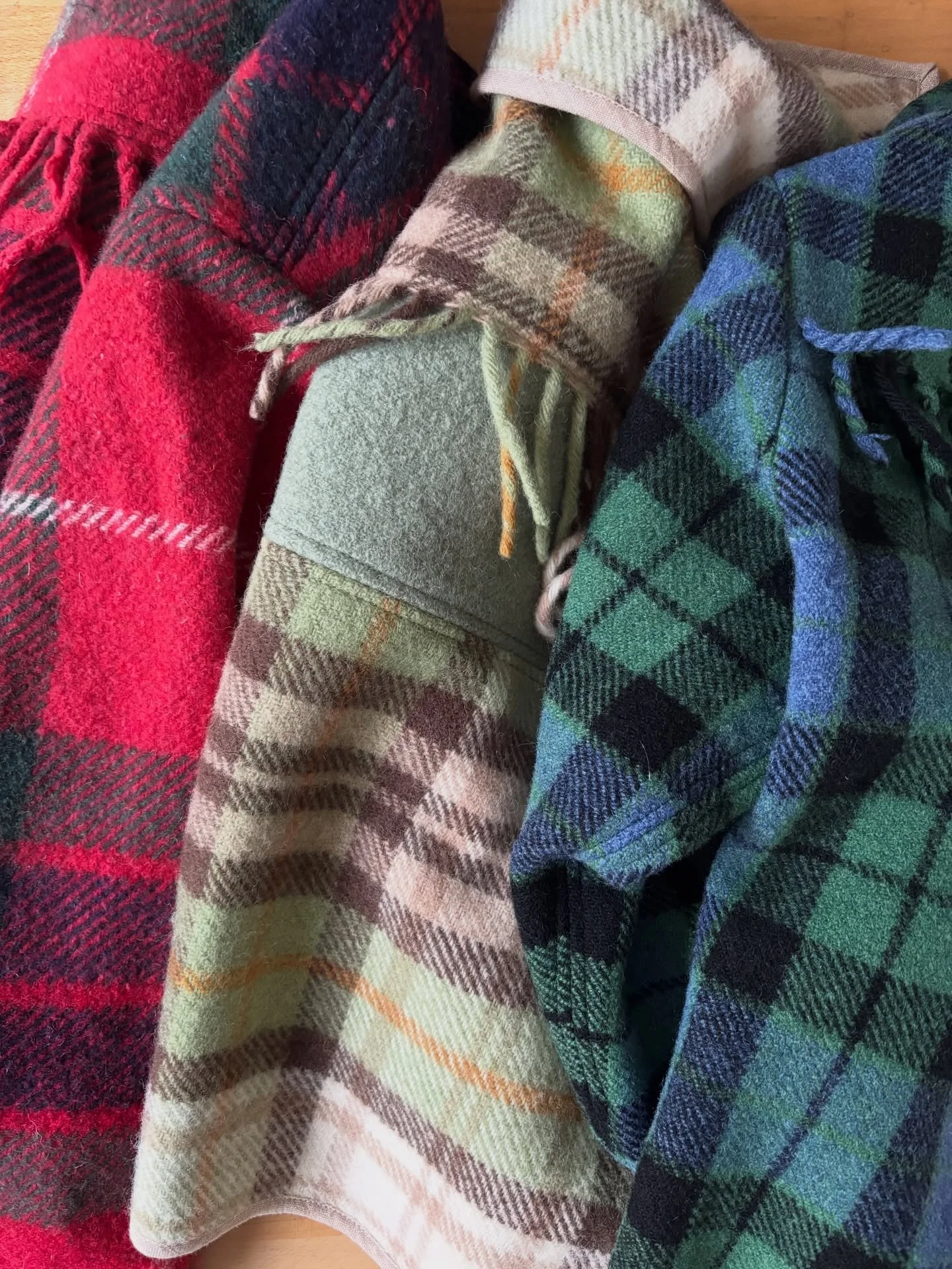 Lately..

Lots of blanket jackets on the studio table (dropping next week)
Plenty of seascapes because it never ceases to draw me in
Studio scenes by night 
Small repairs sometimes needed 
@afri.co.lab brilliant peace window