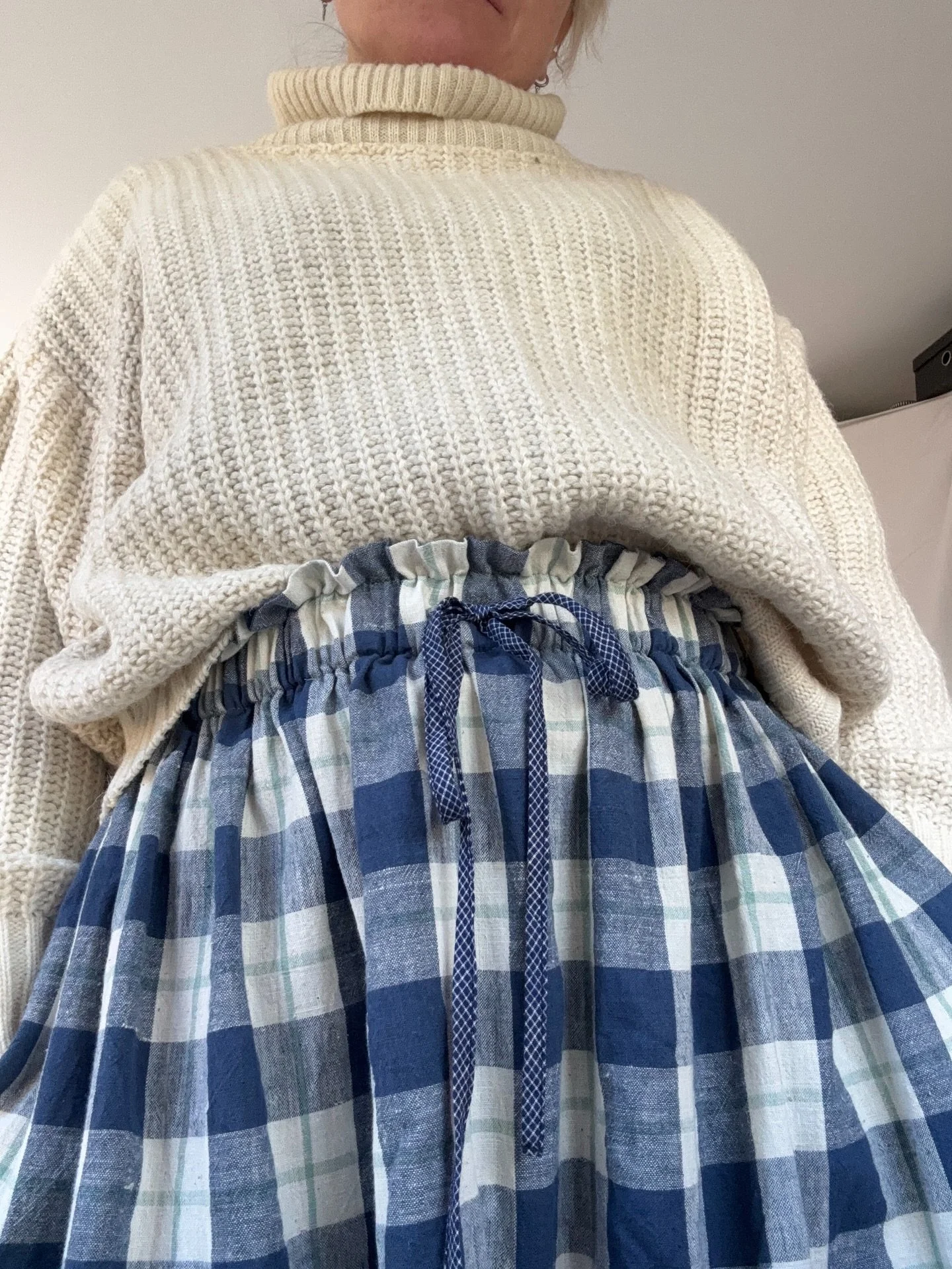 Been working on some tablecloth inspired check skirts.. 

This style is so comfortable with side pockets and a drawstring to get the fit just right.

Kinda giving me Swedish summerhouse vibes 🇸🇪 

What do you think?