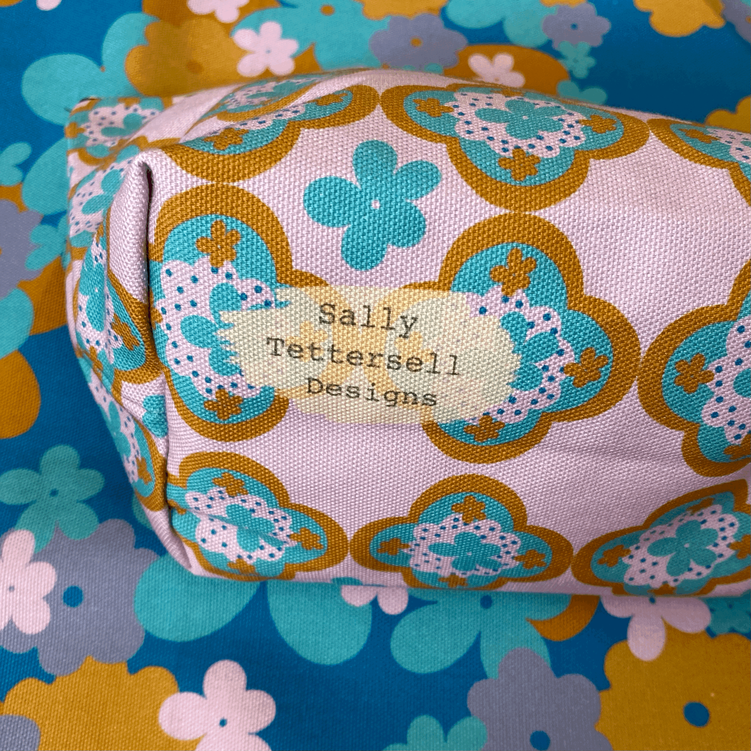 Cool Reflections Ditsy floral Wash bag logo detail