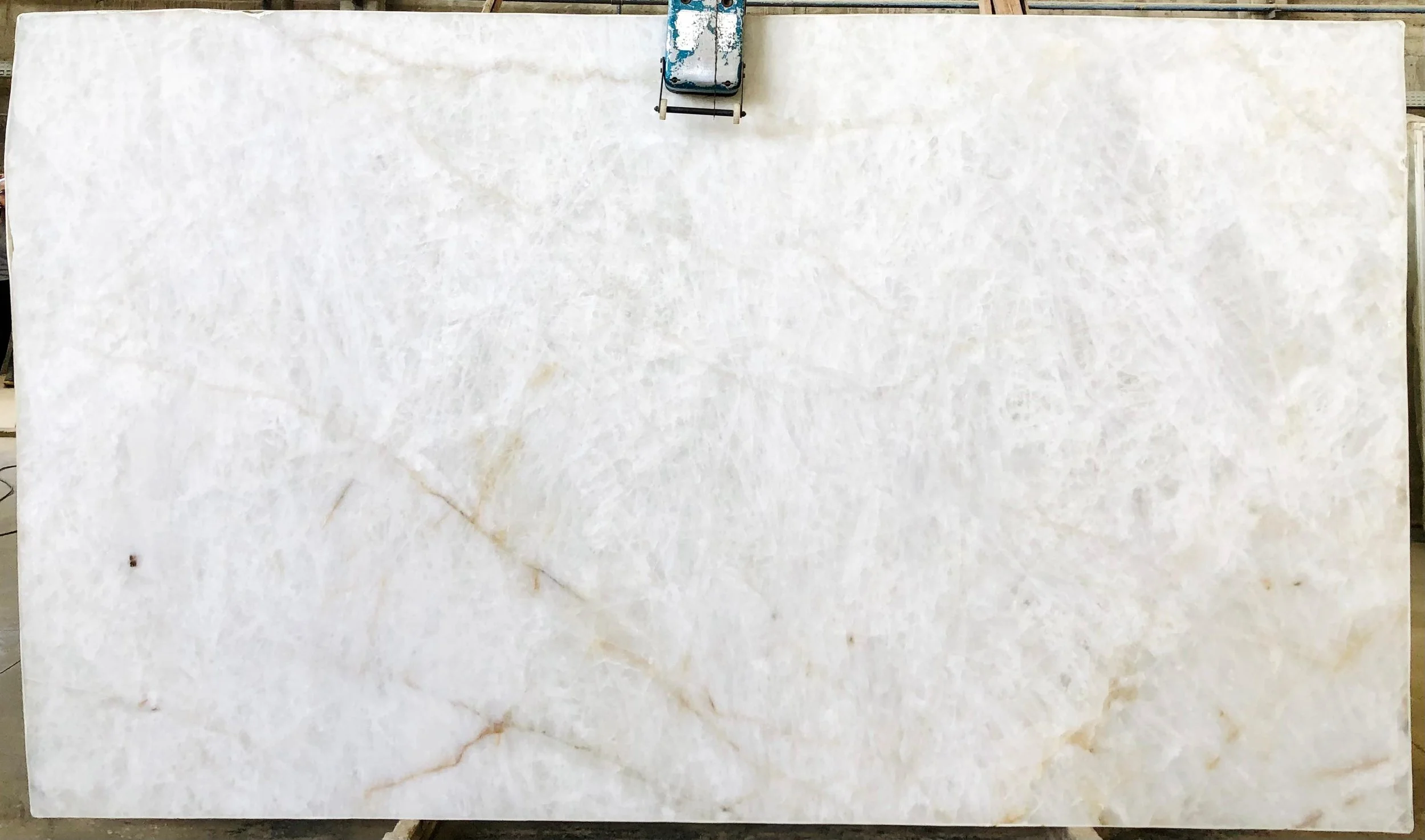 CRISTALLO HONED QUARTZITE