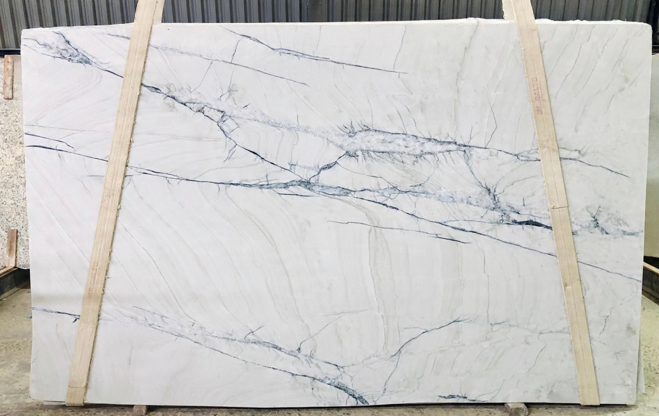 FANTASY LUX HONED QUARTZITE