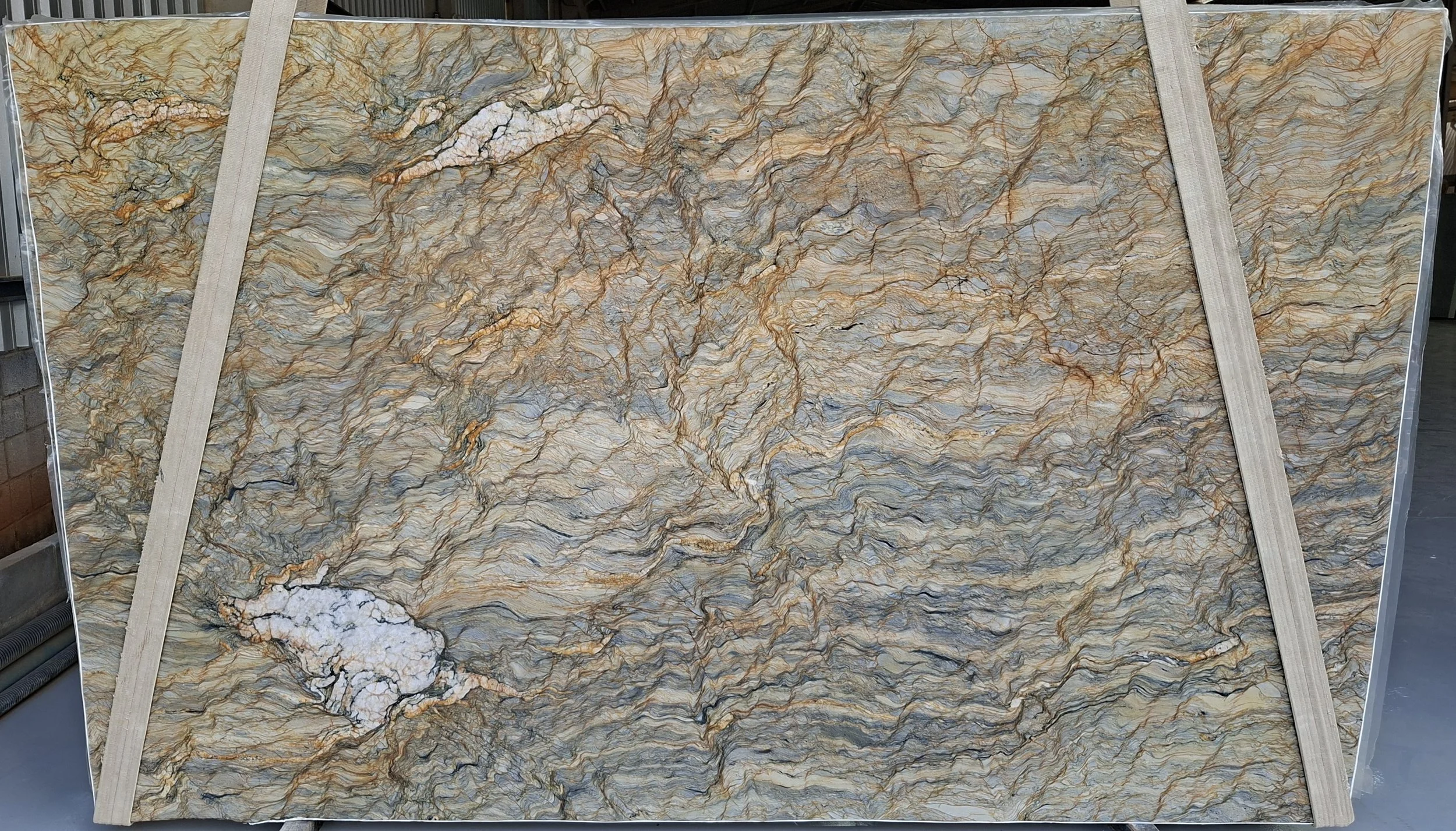 FUSION QUARTZITE (LEATHER + POLISHED)