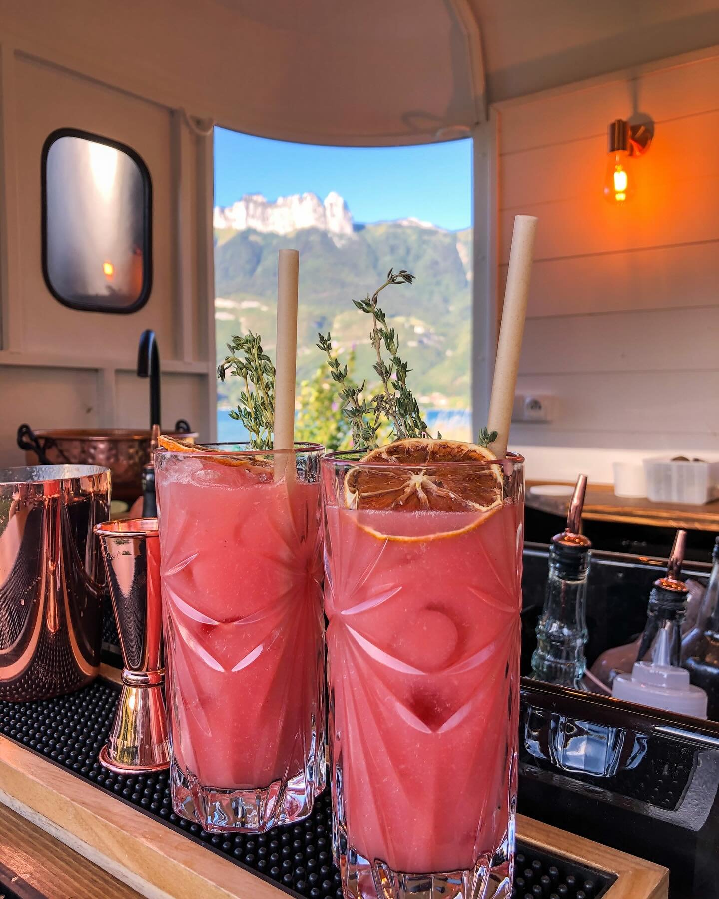 ⛰️Notre bar mobile avec vue&hellip; 

Le plaisir de pouvoir se poser o&ugrave; vous le souhaitez pour vous servir nos cocktails signature. 

Et il faut dire que dans nos r&eacute;gions, on a rarement &agrave; se plaindre de la vue ! 

📸 @mixtale.mob