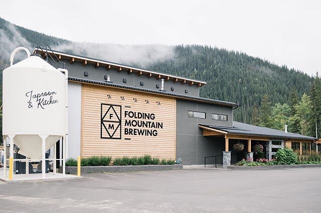 So happy @foldingmountainbrewing was able to open up again last week. Congrats team!
-
📸: @tracey.jazmin for Laurie Griffiths Interior Design
-
#yegdesign #yeginteriordesign #yeginteriors  #yeg #interiordesign #interiorstyling #decor #finditstyleit 