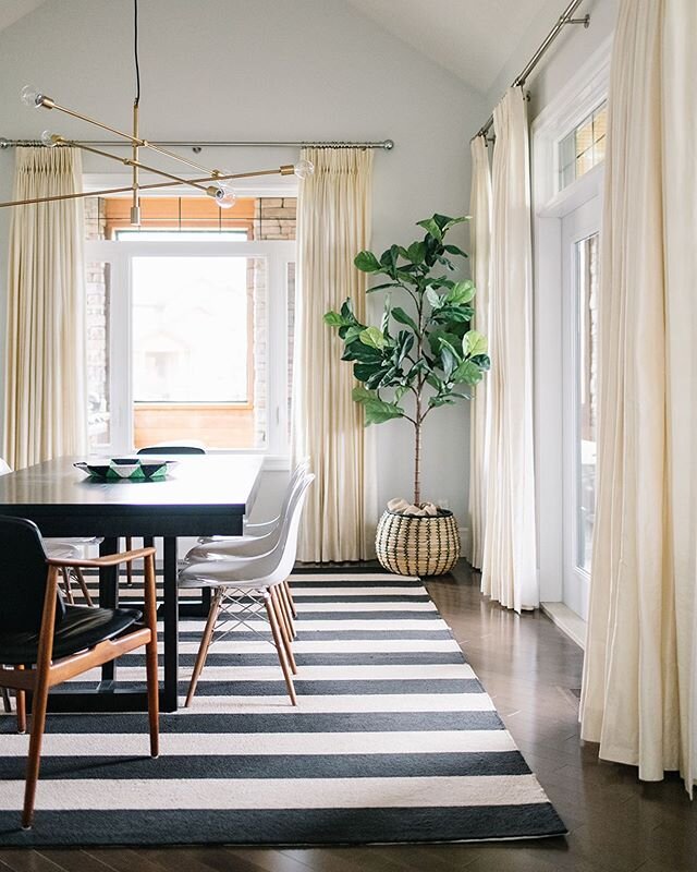 Dining in style 😊
-
📸: @tracey.jazmin for Laurie Griffiths Interior Design
-
#yegdesign #yeginteriordesign #yeginteriors  #yeg #interiordesign #interiorstyling #decor #finditstyleit #mycovetedhome #SOdomino #apartmenttherapy #currentdesignsituation