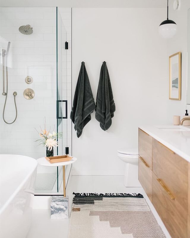 Checking out the forecast for the weekend and a deep soaker tub should be in your plans! 🛁
-
📸: @tracey.jazmin for Laurie Griffiths Interior Design
-
#yegdesign #yeginteriordesign #yeginteriors  #yeg #interiordesign #interiorstyling #decor #findits