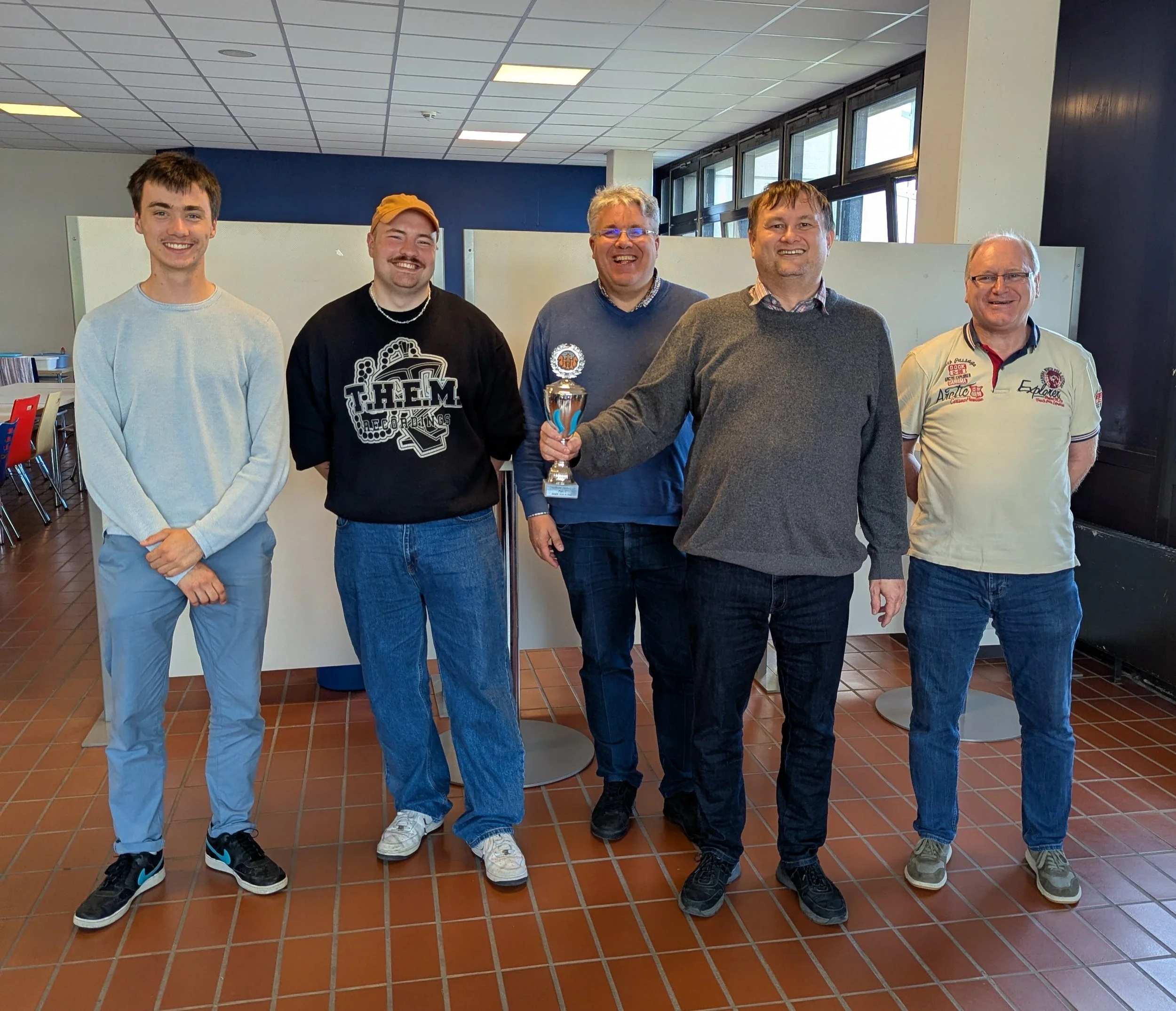Die strahlenden Sieger von links: Finn Burnus, Justus Bargsten, Bernd Laubsch und mit Pokal Sergej Bogomolow.  Rechts der Vorsitzende des Ausrichtervereins Stade Bernd Micheel